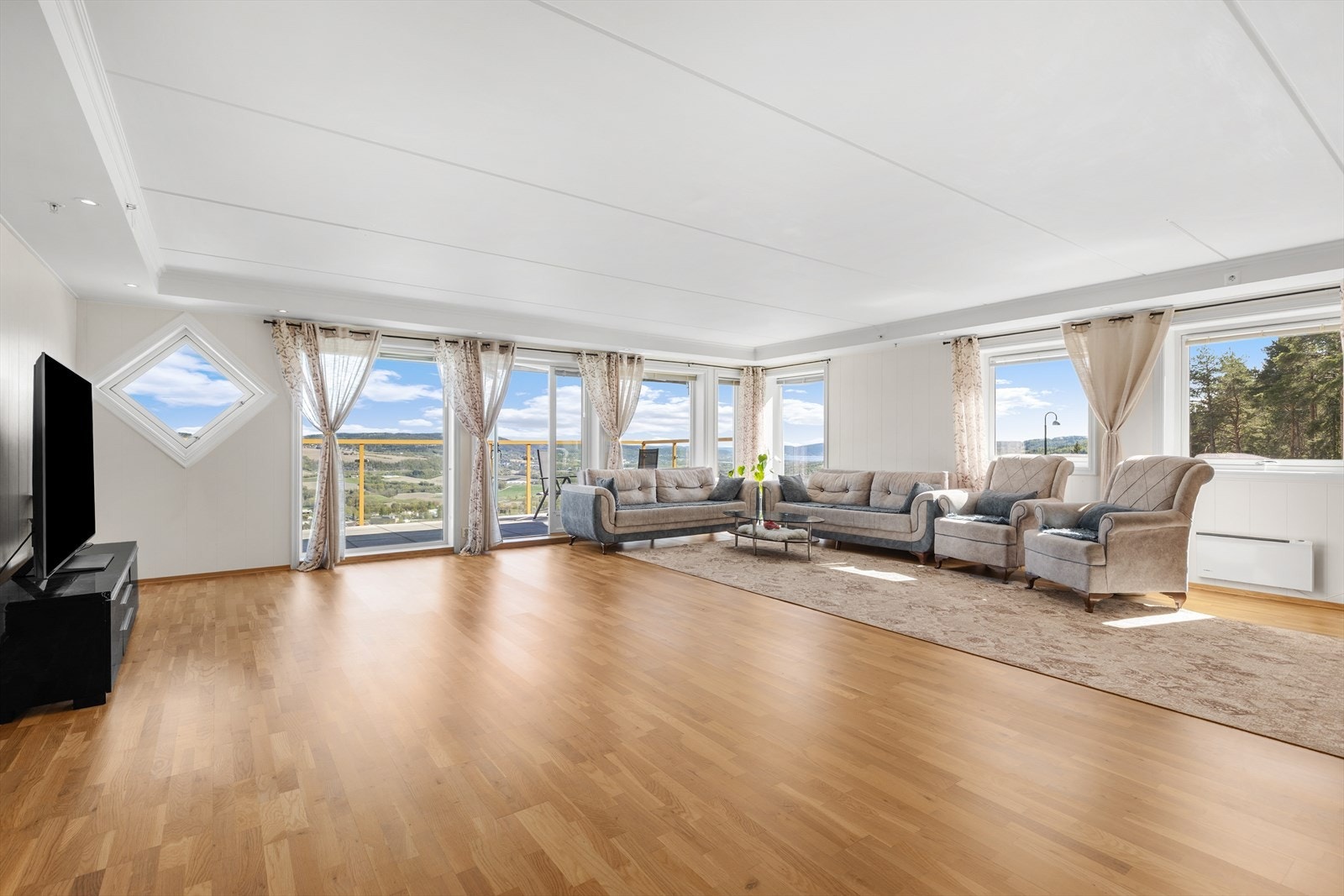 Velkommen til Sønderhellene 10! Foto: Image Day Fra stuen er det direkte utgang til en romslig terrasse på 25 m². Hele leiligheten er praktisk plassert på ett plan. Galleribilde