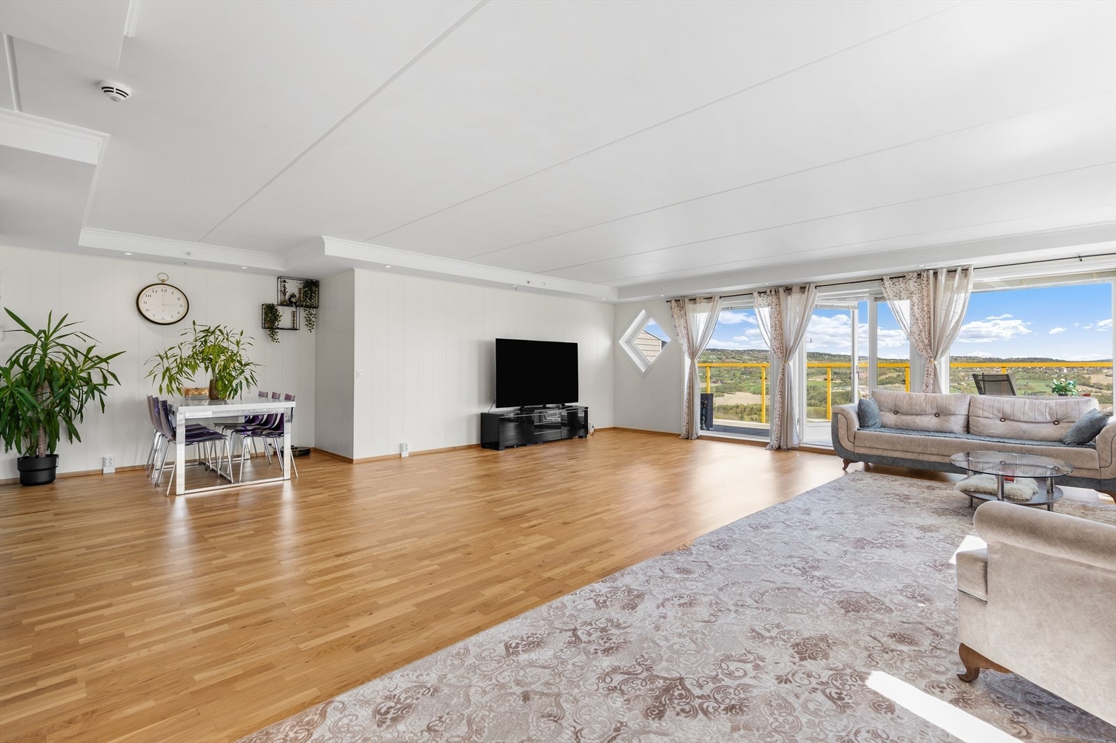 Den store stuen gir fleksibilitet og har god plass til både spisebord og sofagruppe. Galleribilde