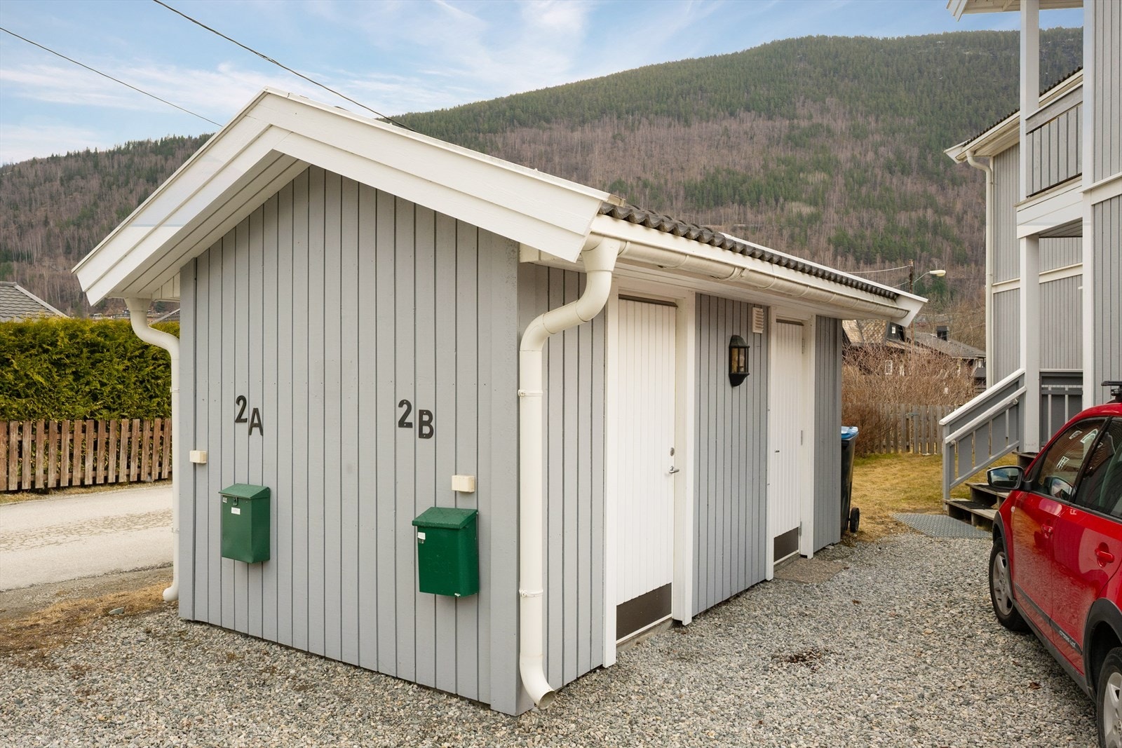 Felles bodhus hvor hver leilighet disponerer ett eget rom på 5 m². Boden har innlagt strøm. Galleribilde