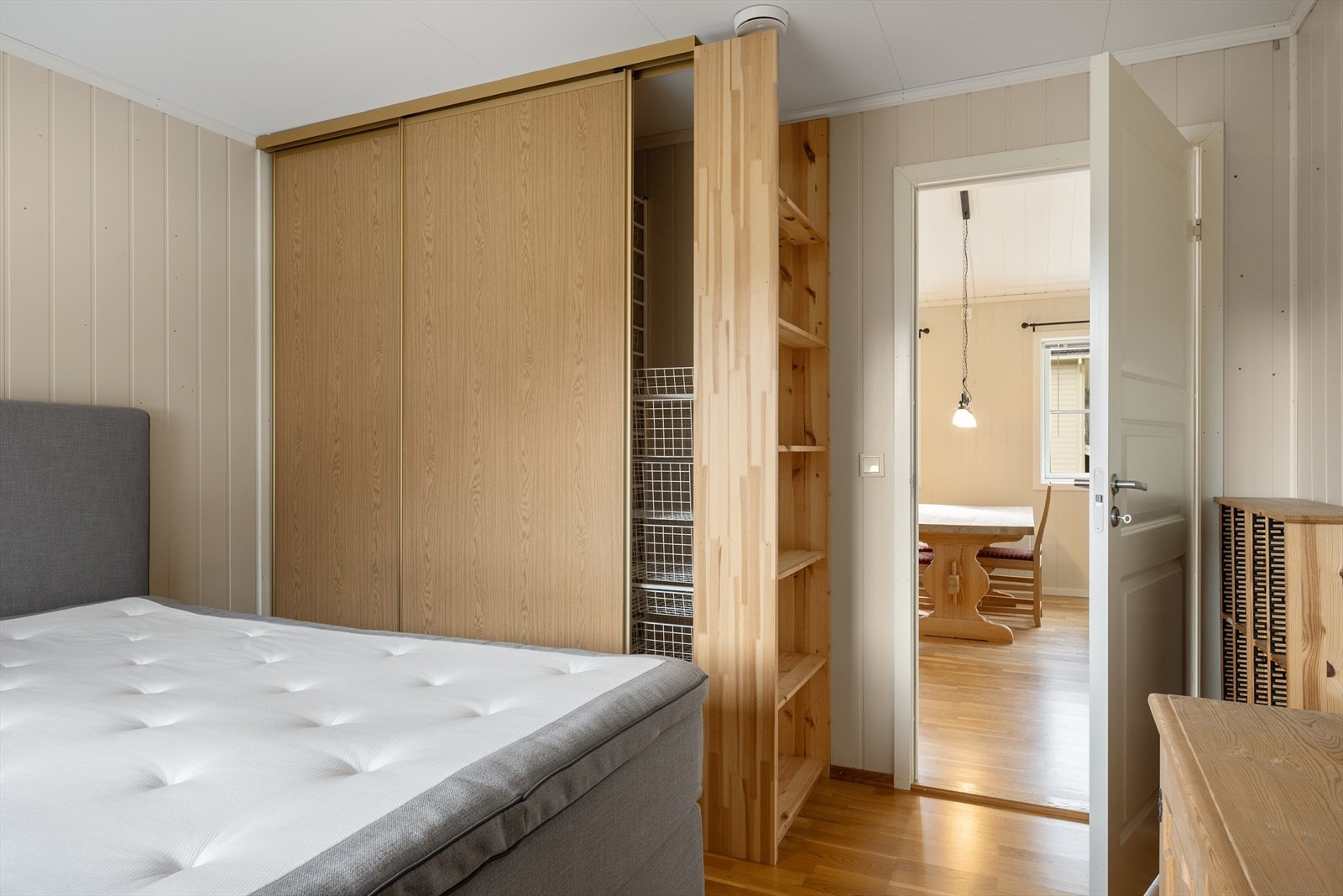 Hovedsoverommet har en romslig skyvedørsgarderobe med praktiske hylleløsninger. Galleribilde