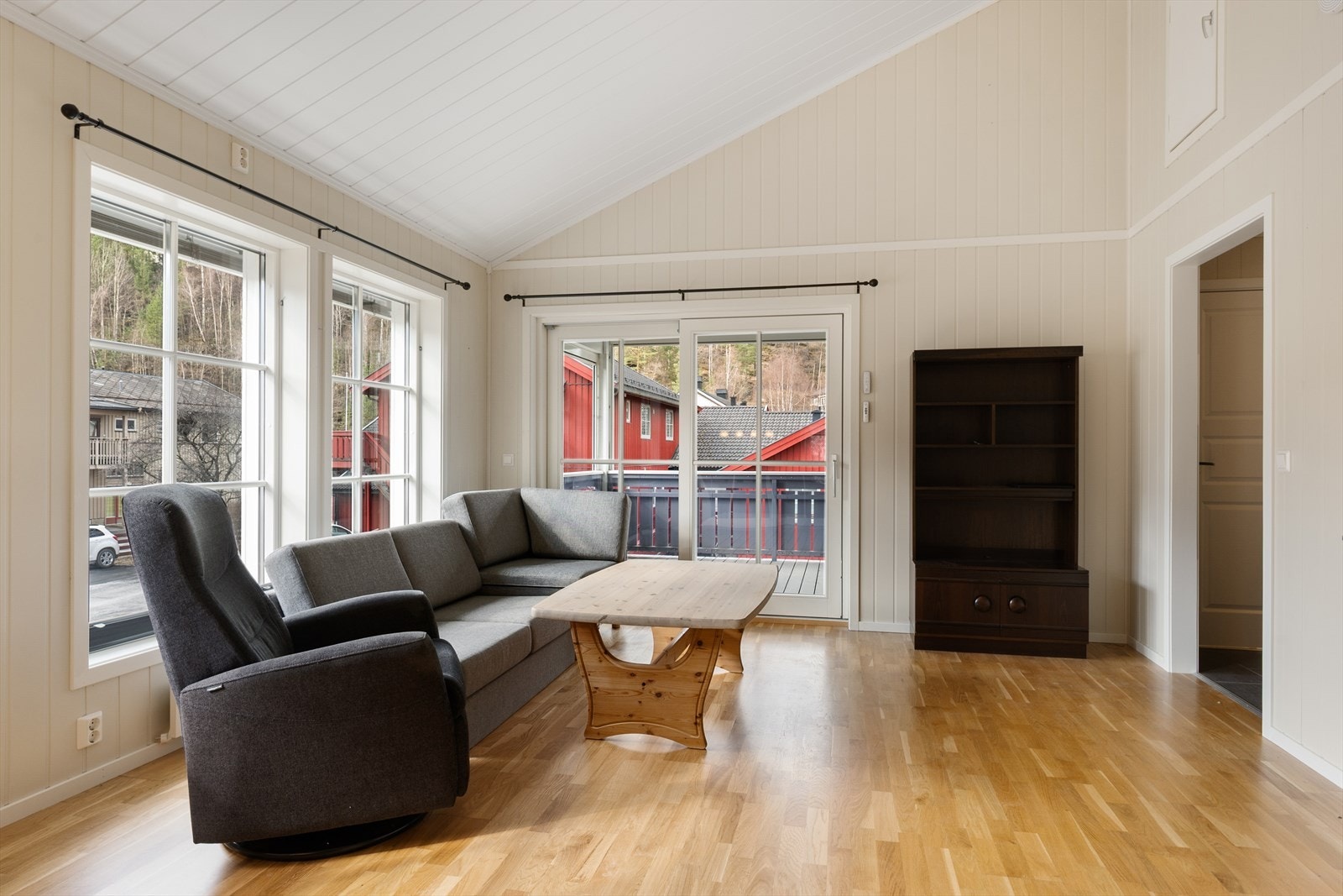 Fra stuen er det direkte utgang til terrassen via en skyvedør i tre med 2-lags isolerglass. Galleribilde