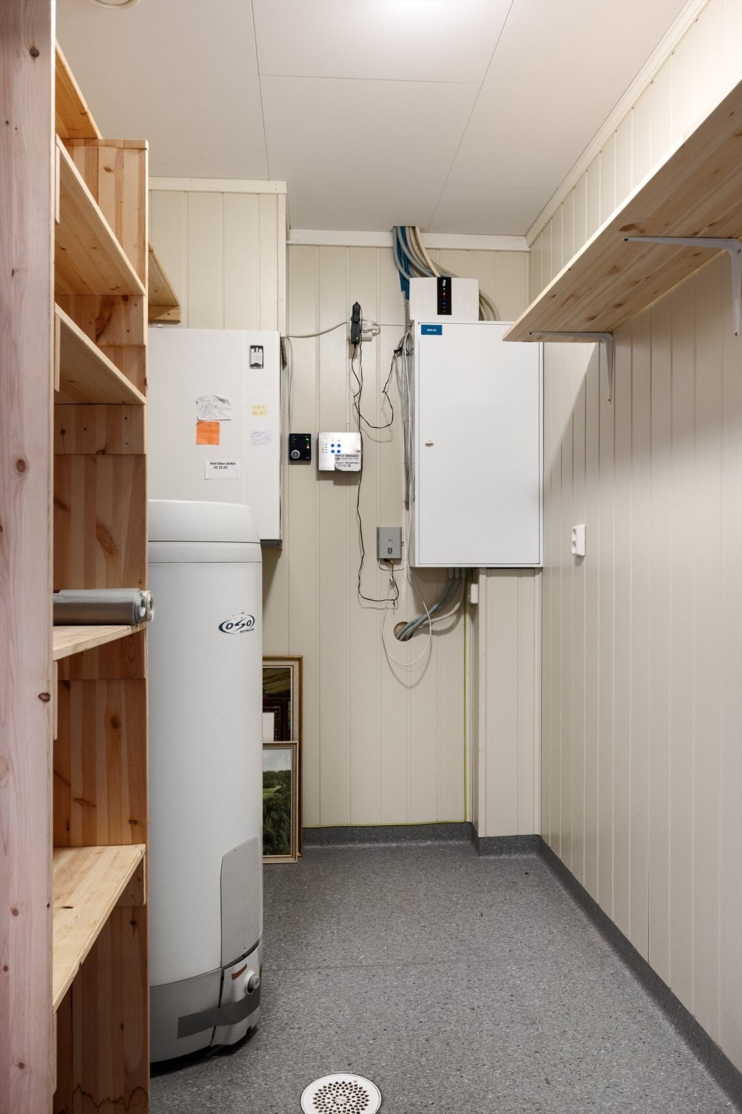 Teknisk rom/bod med ventilasjonsanlegg, sikringsskap og varmtvannsbereder. Galleribilde