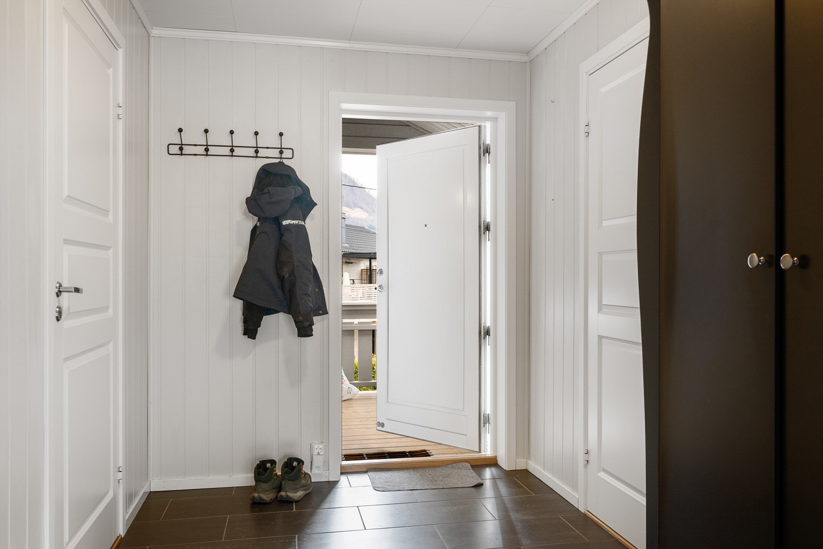 Velkommen inn! Entréen har flislagt gulv og gir tilgang til leilighetens øvrige rom. Galleribilde