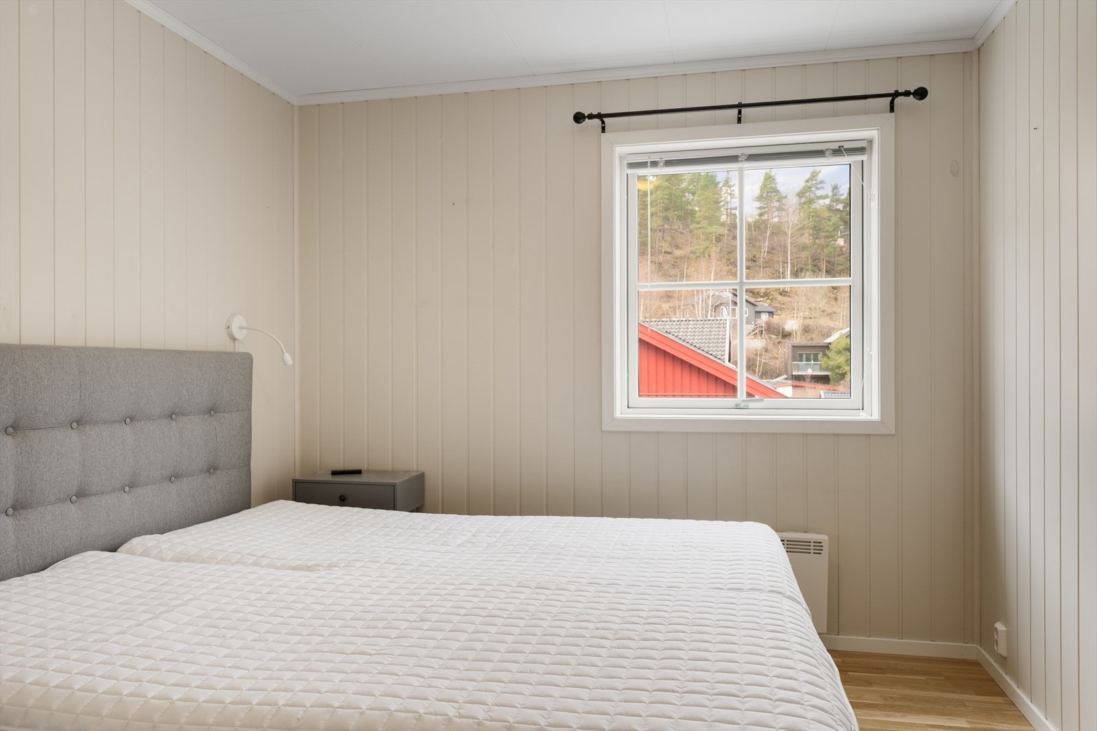 Alle soverommene har parkett på gulvet og malte MDF-plater på veggene. Galleribilde
