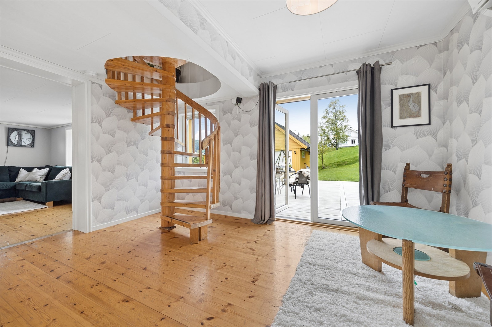 Utgang til fin og meget stor uteplass på terrasseplatting Galleribilde