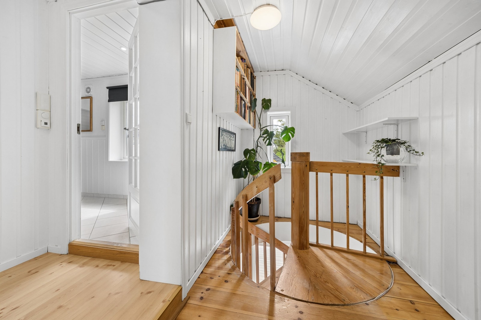 Adkomst til 2. etasje vi vindeltrapp fra stuen Galleribilde