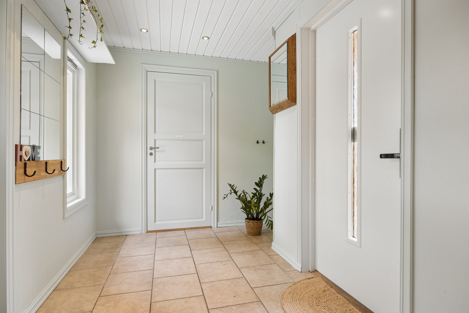 Entré med flislagt gulv med varme og downlights i himlingen. Plass til skoskap og knaggrekke. Galleribilde