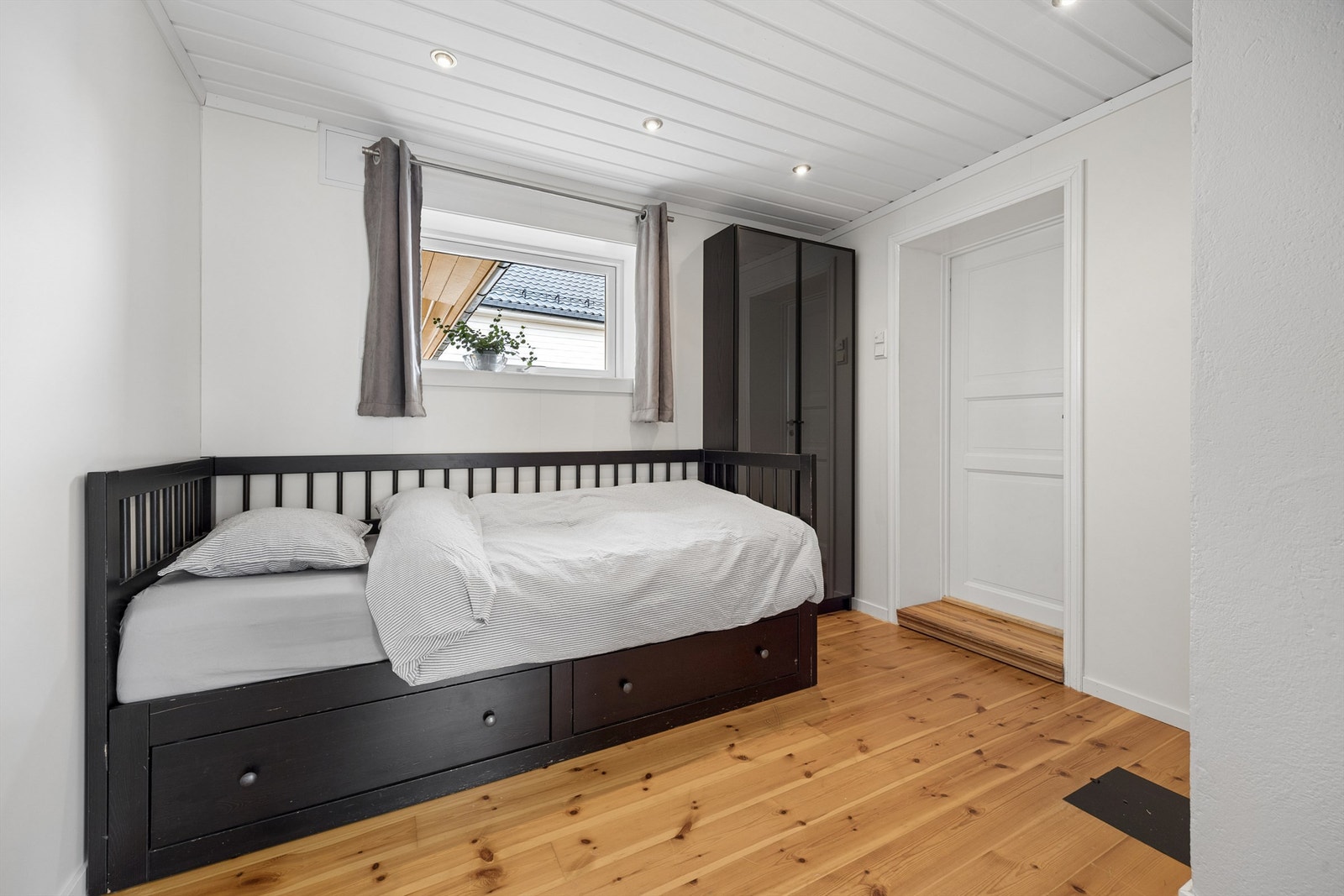 Soverom 1 med garderobeskap Galleribilde