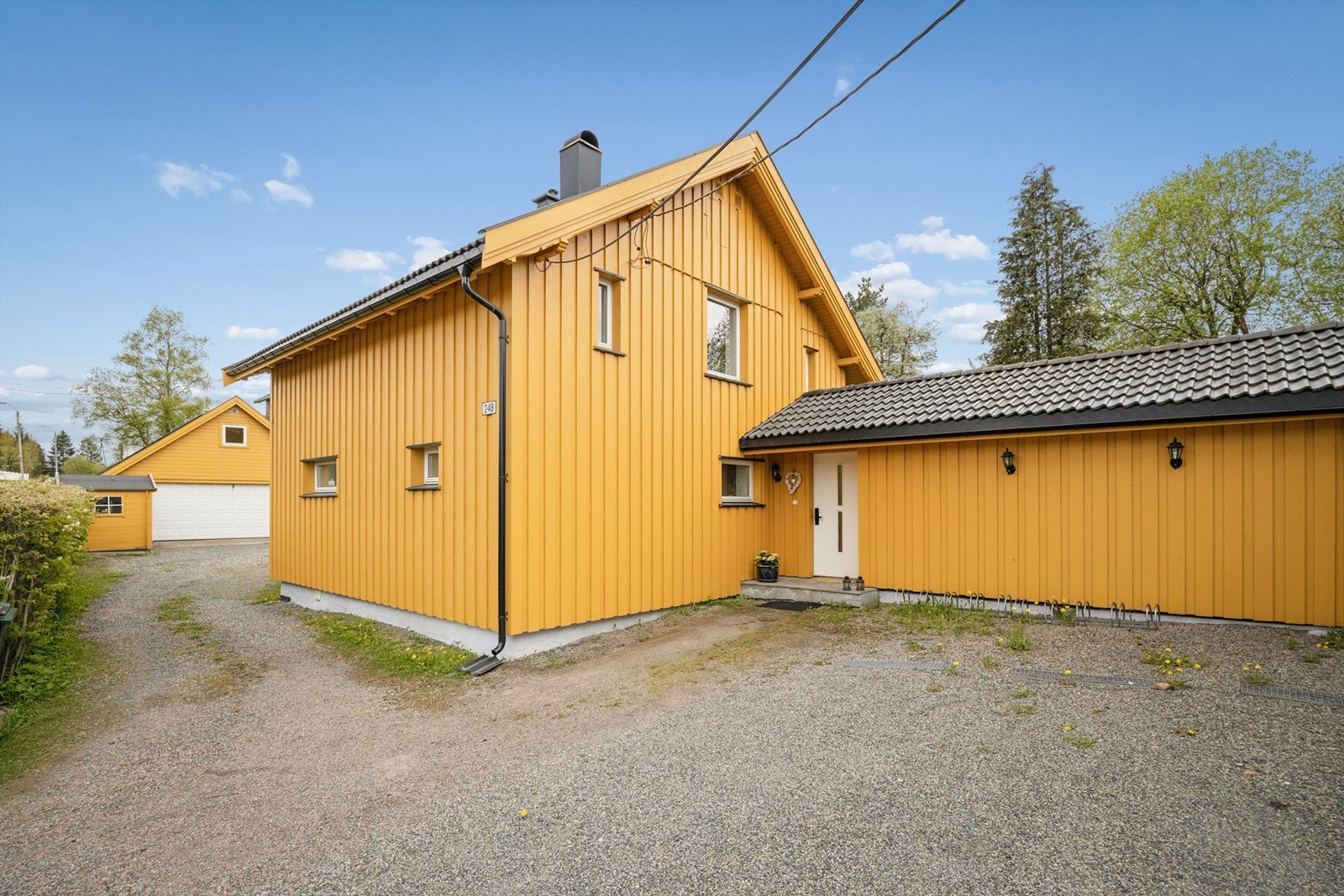 Eiendommen har byttet kledning, blitt etterisolert, byttet vinduer, ny terrassedør, bygget ny terrasse i 2020. Galleribilde