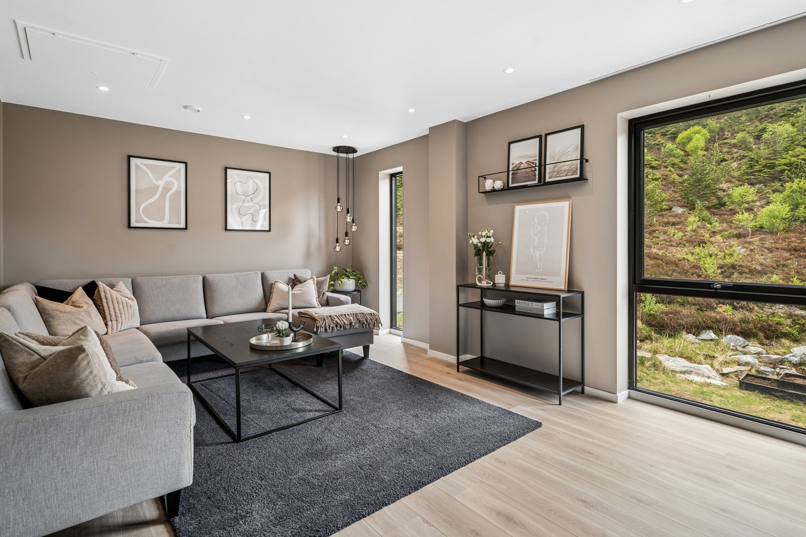 TV-stue med god plass til romslig sofagruppe. Galleribilde