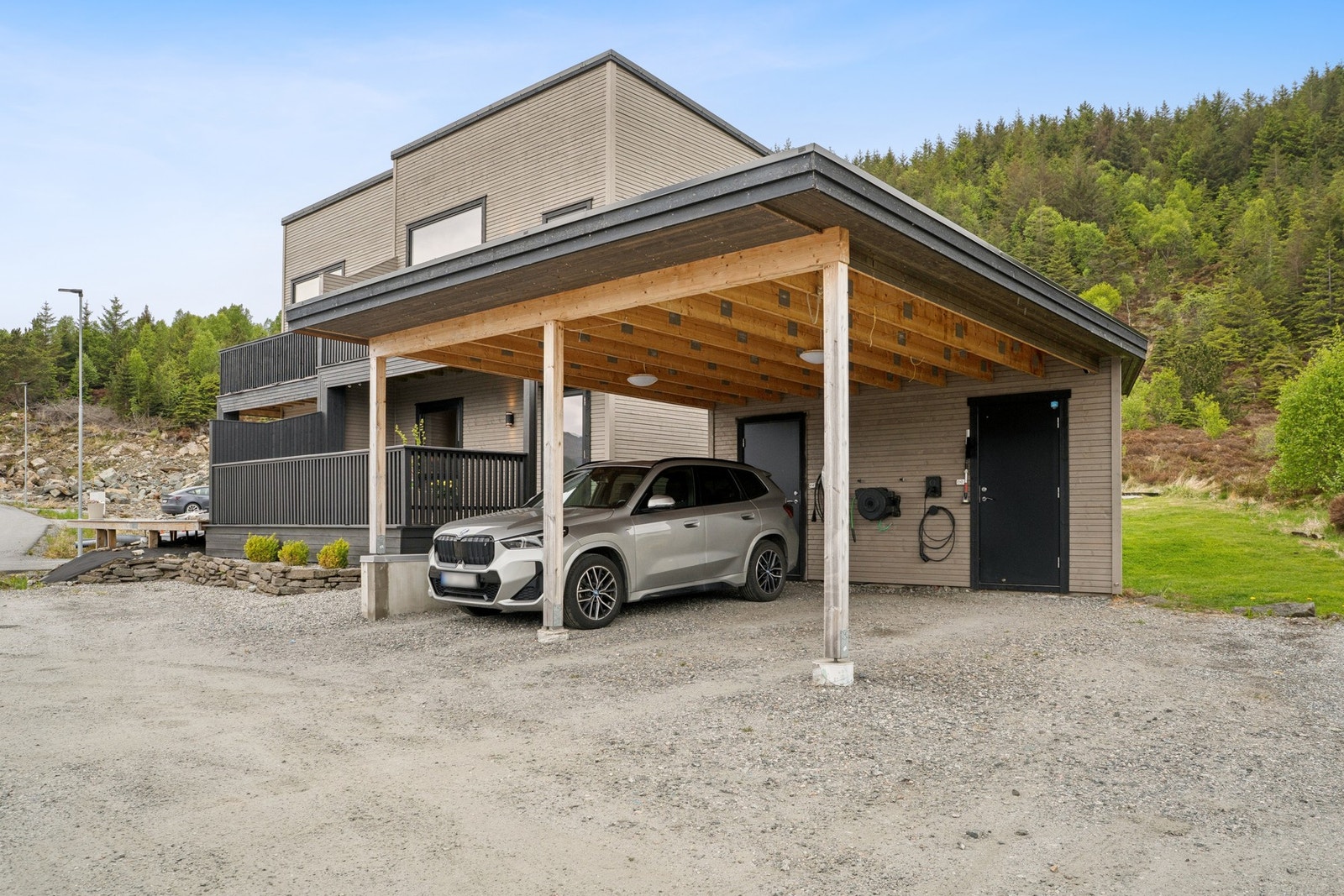 Carport med elbillader. Galleribilde