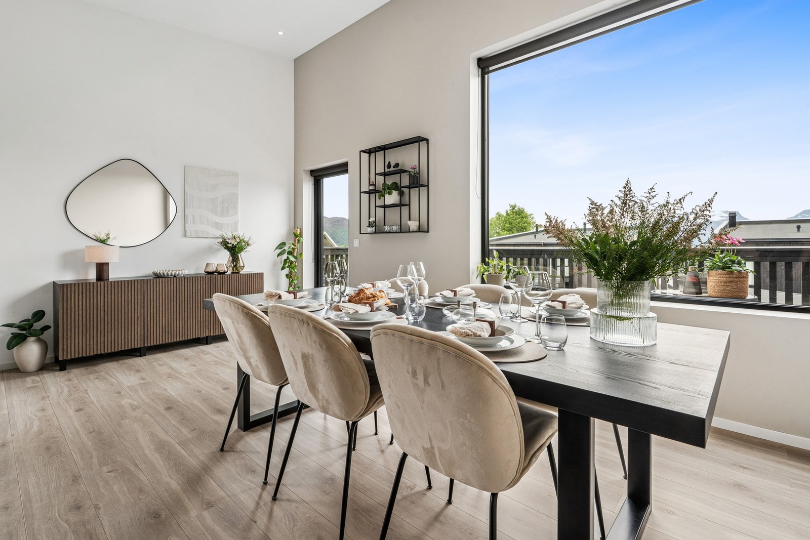 Stor spisestue med god plass til gjester. Galleribilde
