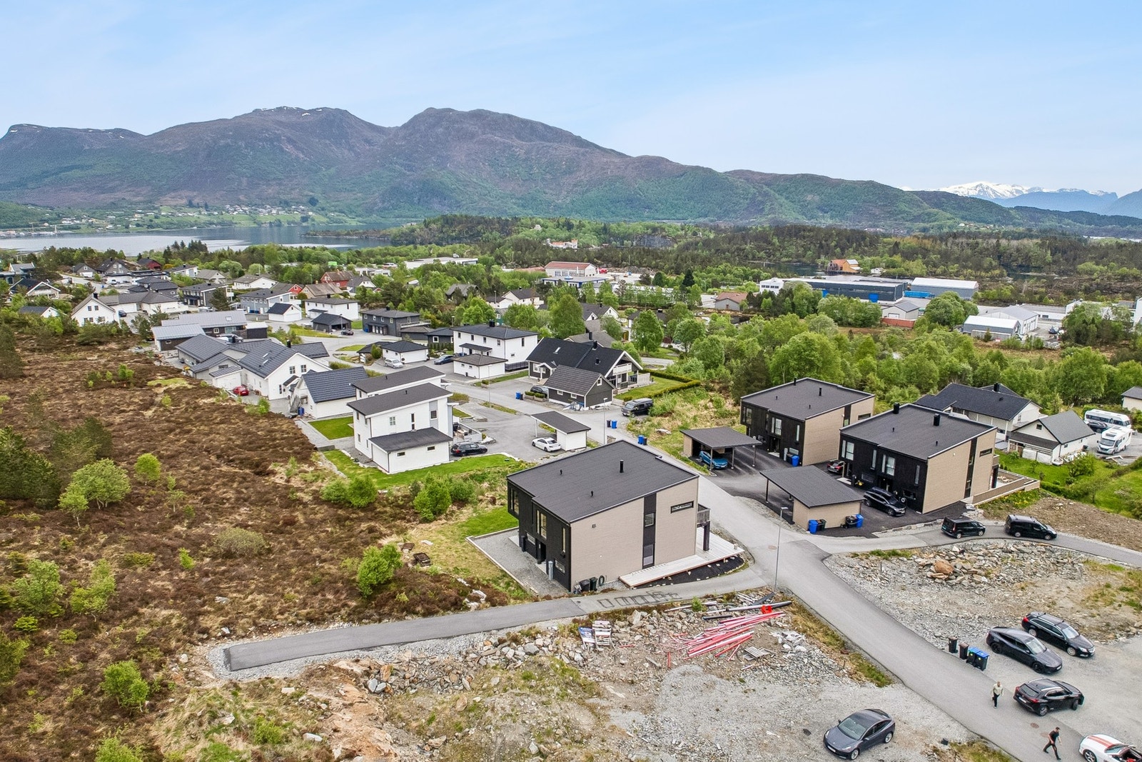 Ulsteinvik sentrum er det ca. 15 minutter med bil, og Fosnavåg sentrum ca. 25 minutter. Galleribilde