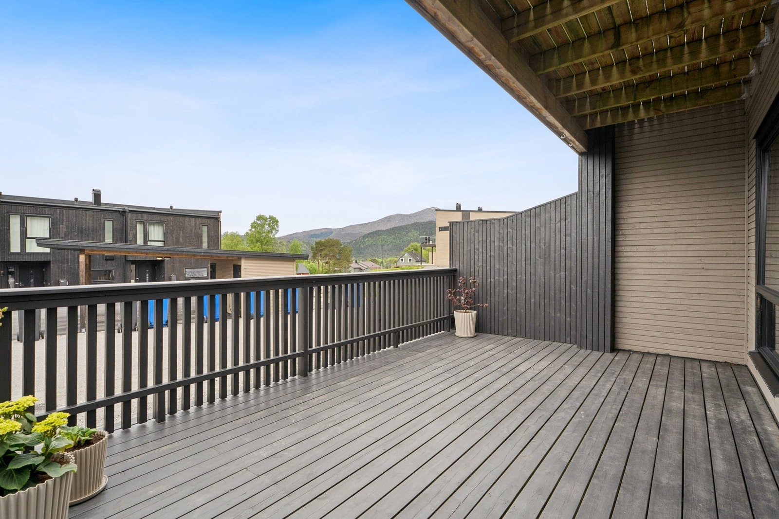 I 1. etasje har du en romslig terrasse på ca. 19 m². Galleribilde