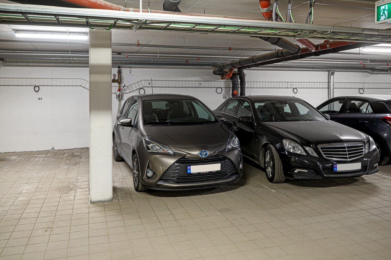 Parkeringsplass i oppvarmet kjeller. Sameiet har også gjesteparkeringer. Galleribilde