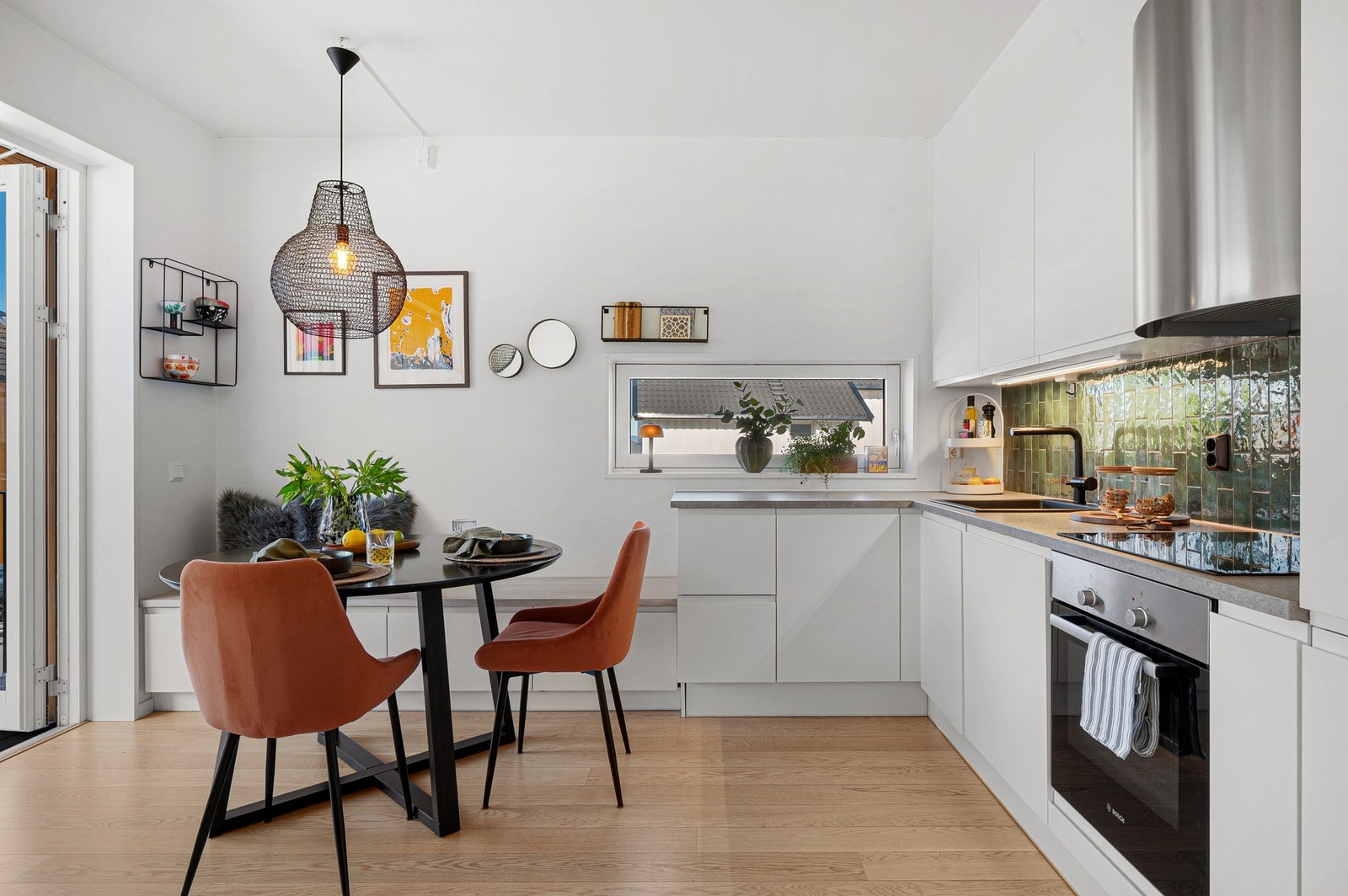 De store vindusflatene kombinert med beliggenhet i byggets 2.etg og ekstra god takhøyde på stuen, bidrar til en lett og luftig atmosfære. Galleribilde