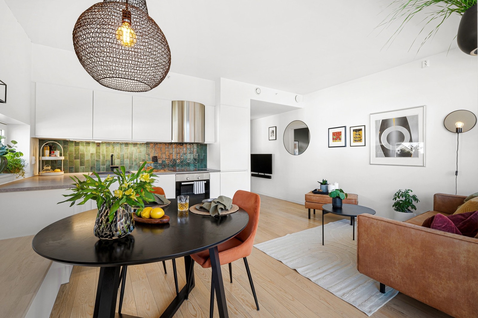 Her får du en gjennomgående lys leilighet med moderne fasiliteter som balansert ventilasjon og fjernvarme. Galleribilde