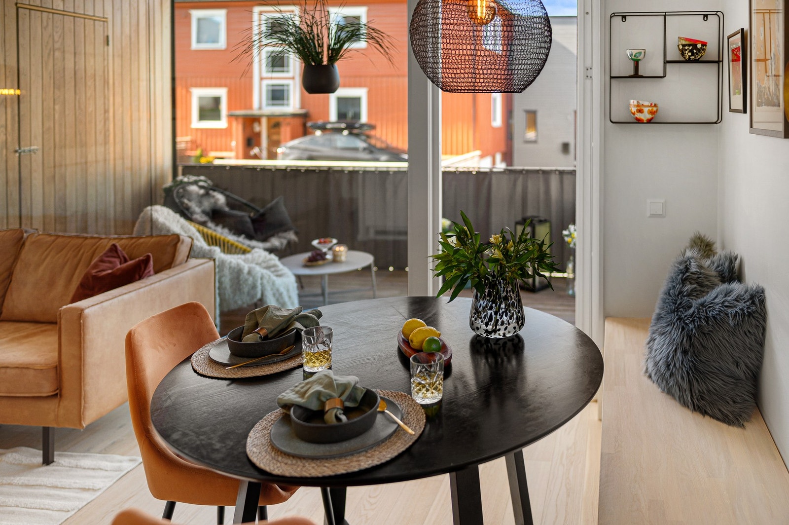 Spisebordet får sin naturlige plass langs denne sjarmerende, plassbygde benken. Galleribilde