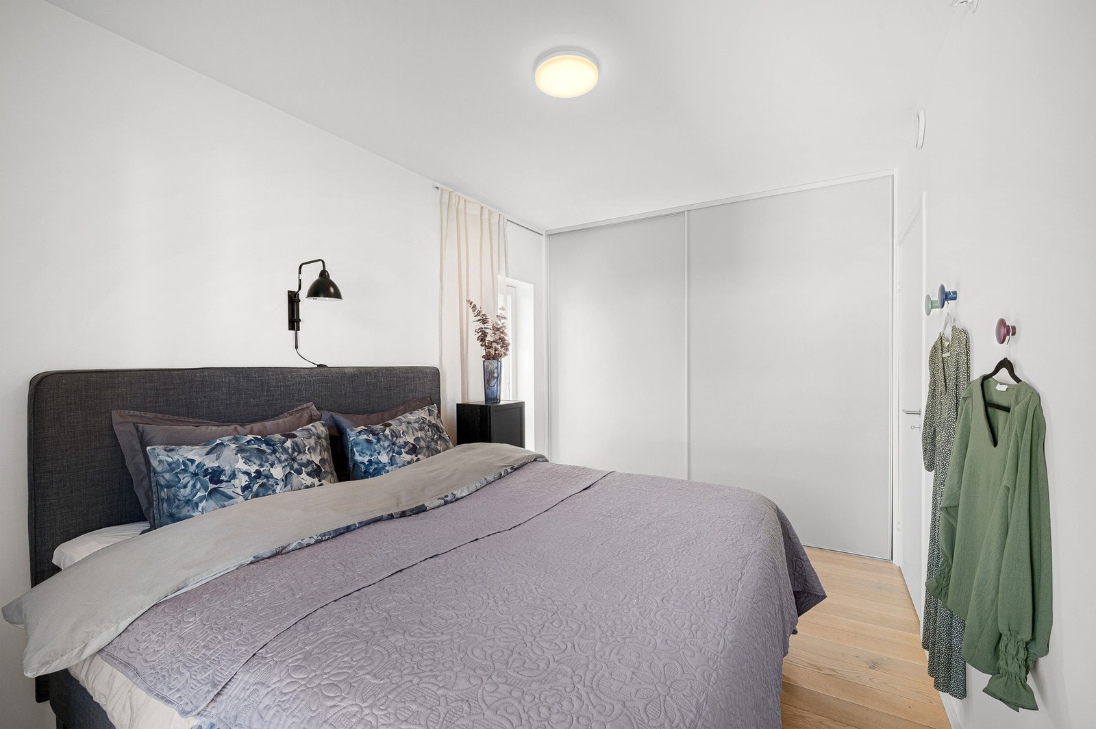 Hovedsoverommet på 12,9 m², med egen skyvedrøsgarderobe. Galleribilde