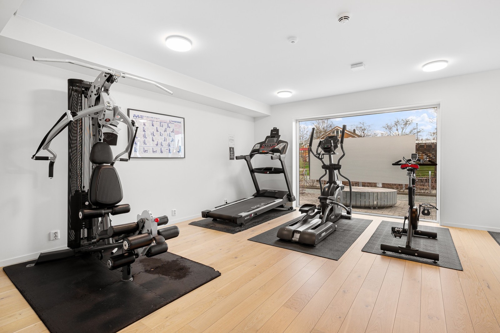 Her er det bl.a. spinningsykkel, tredemølle, håndmanualer og gymmatter. Galleribilde