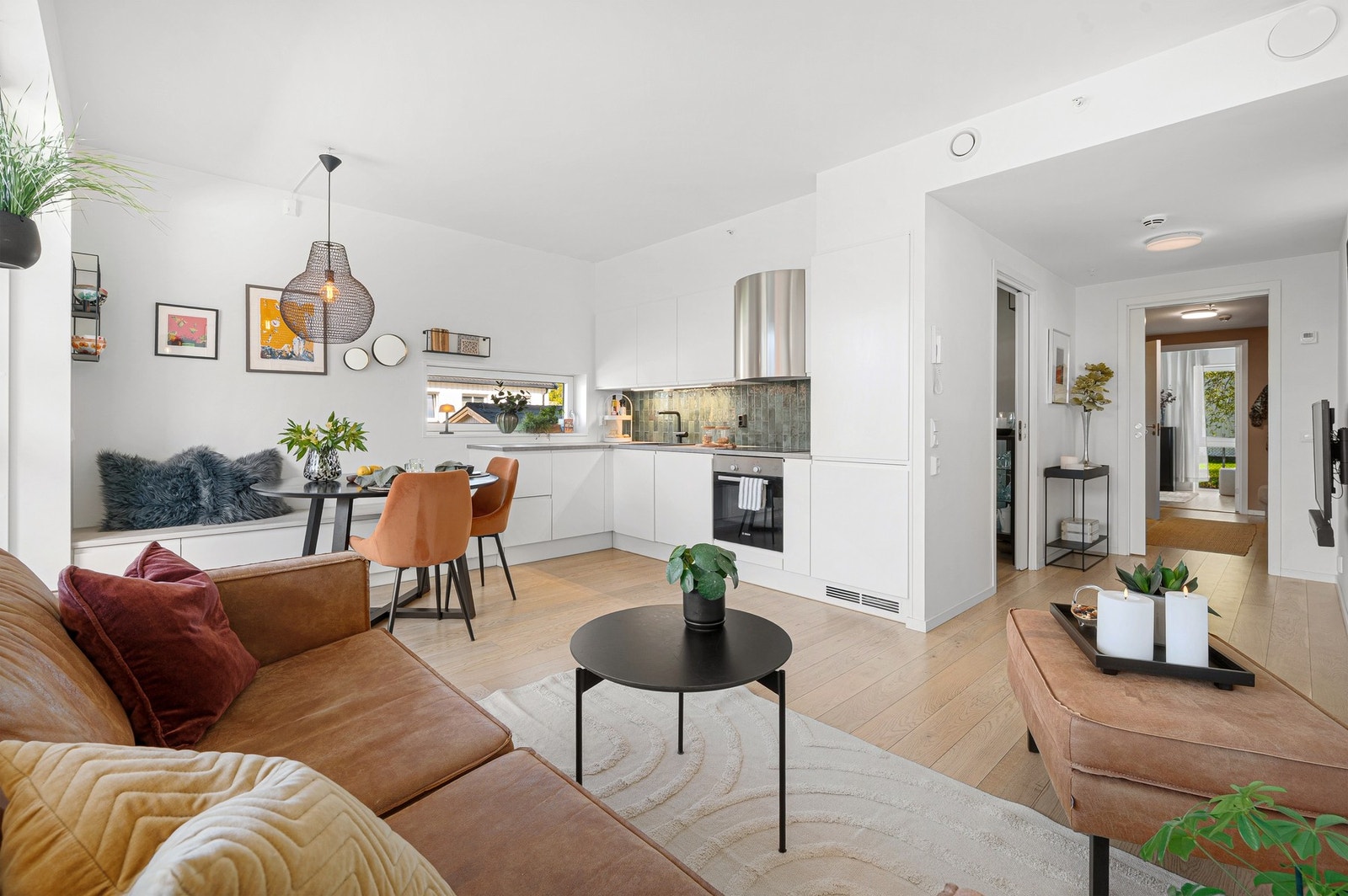 Leiligheten har en åpen stue/kjøkken løsning på nesten 22 m². Galleribilde