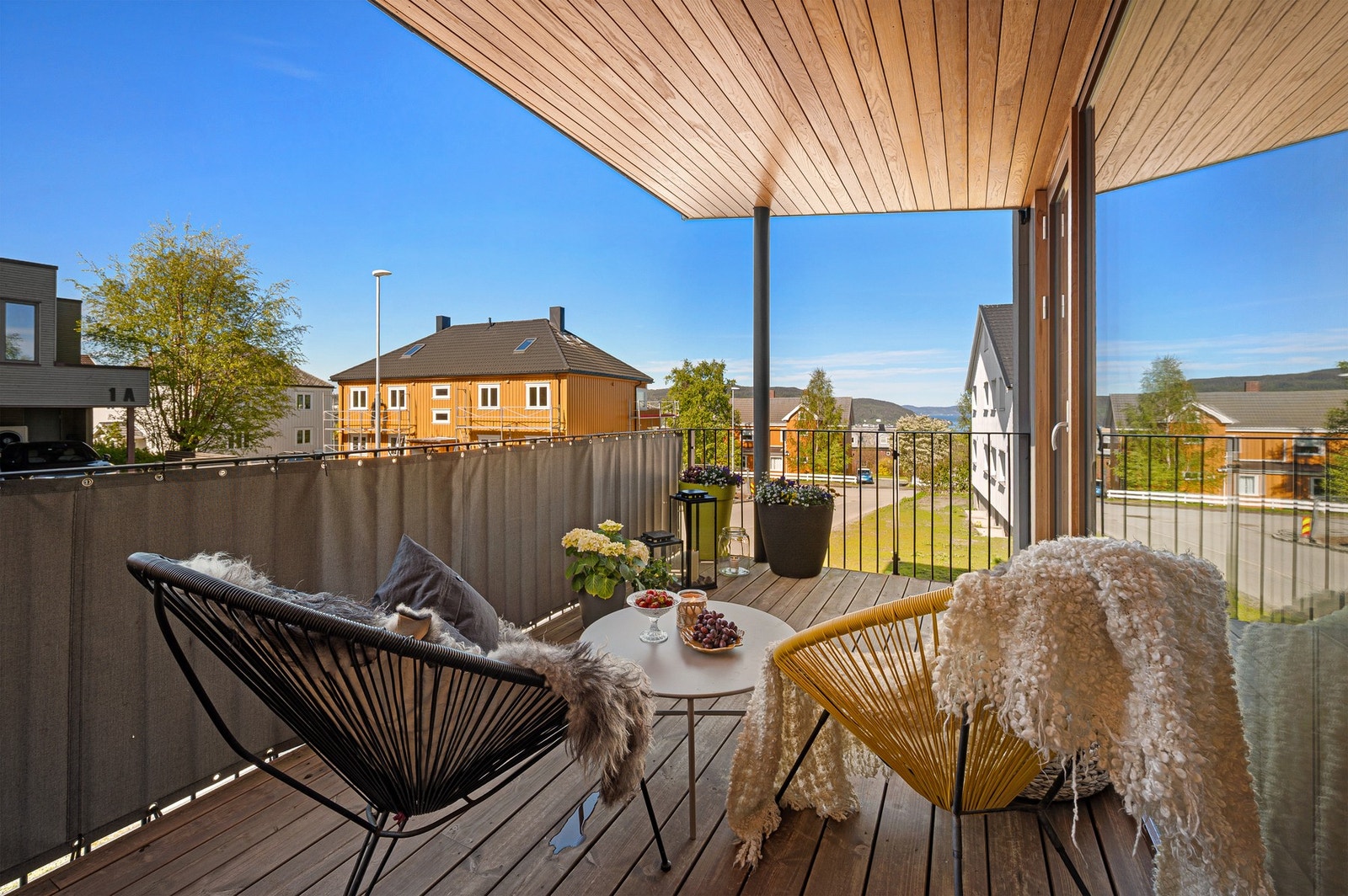 Fra boligens terrasse kan man nyte et flott fjordutsikt. Galleribilde