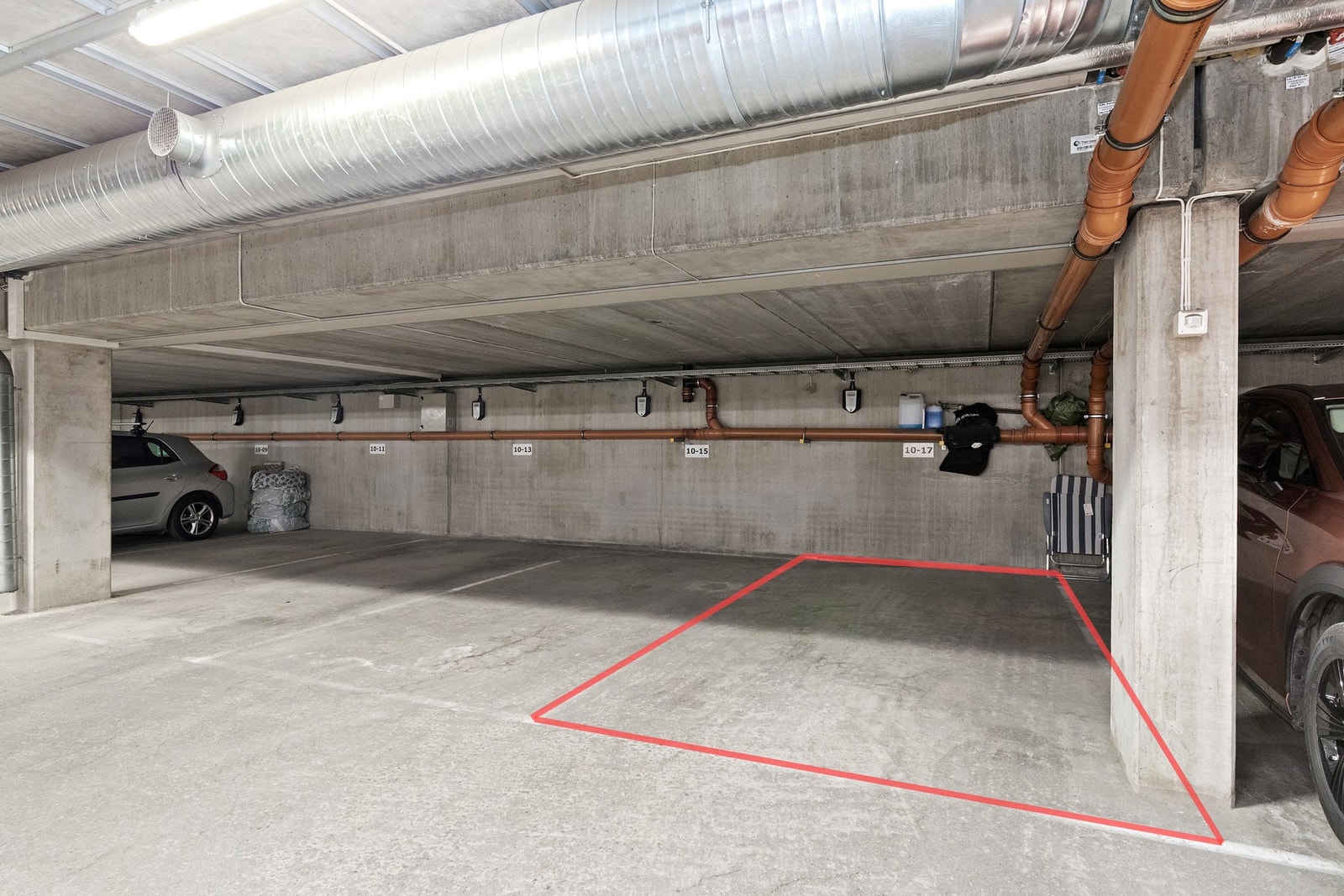Egen parkeringsplass med elbil-lader. Galleribilde