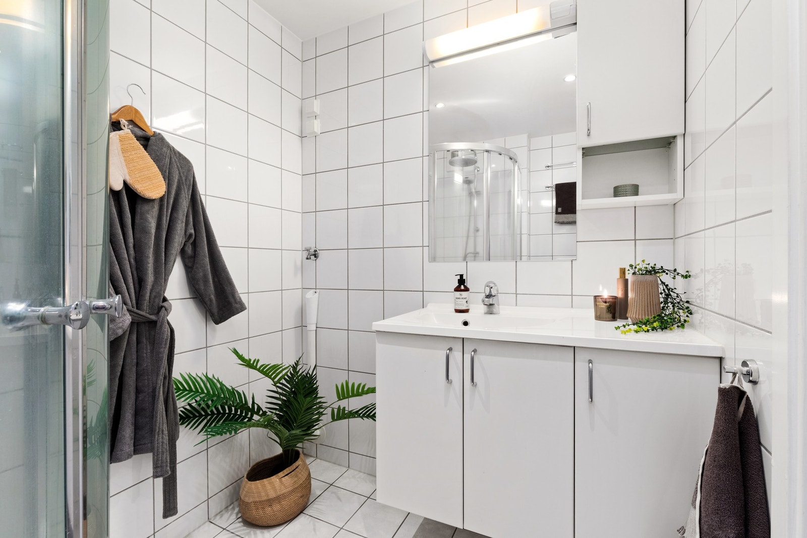 Det er opplegg til vaskemaskin på badet. Galleribilde