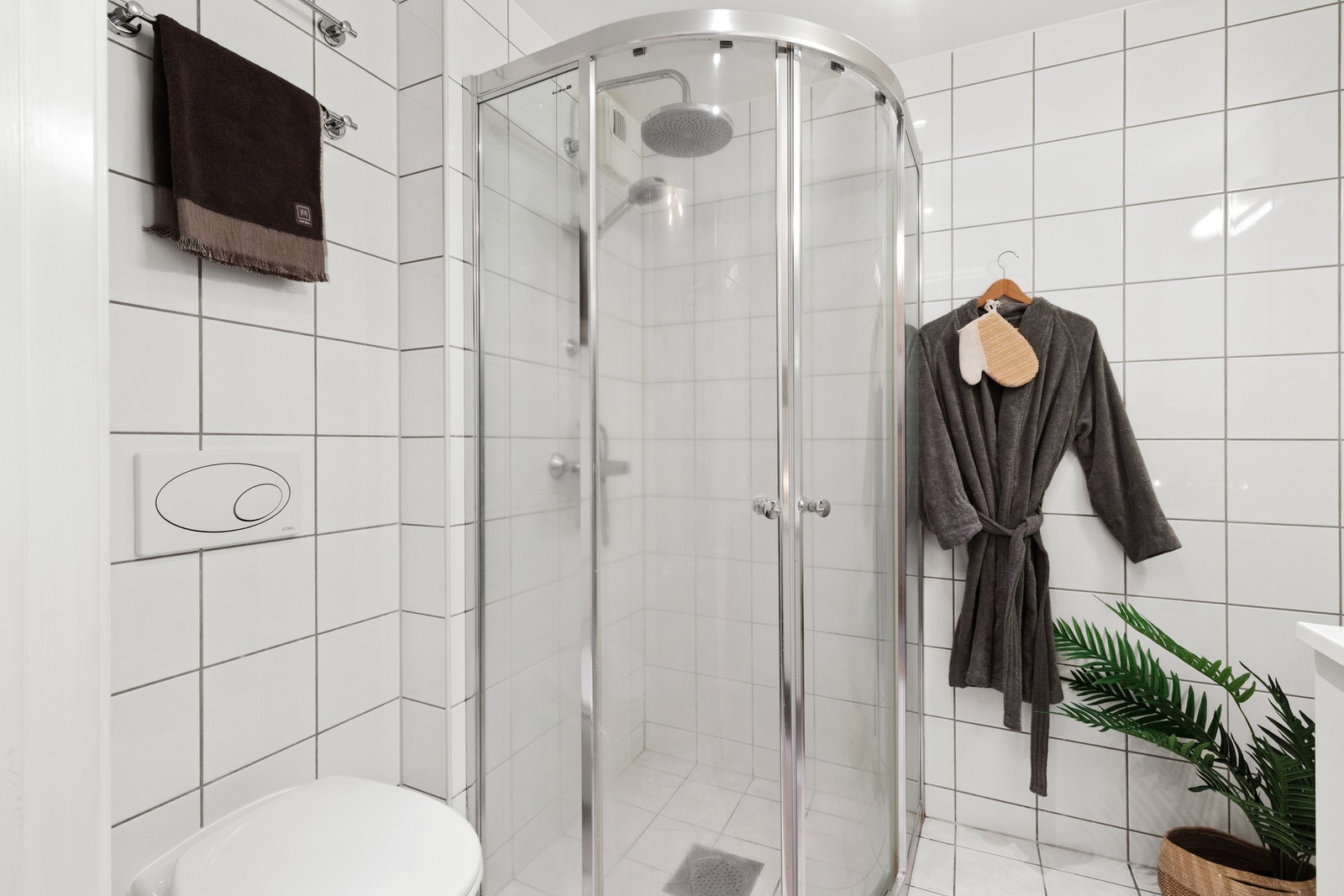 Badet har varme i gulvet og mekanisk avtrekk. Galleribilde