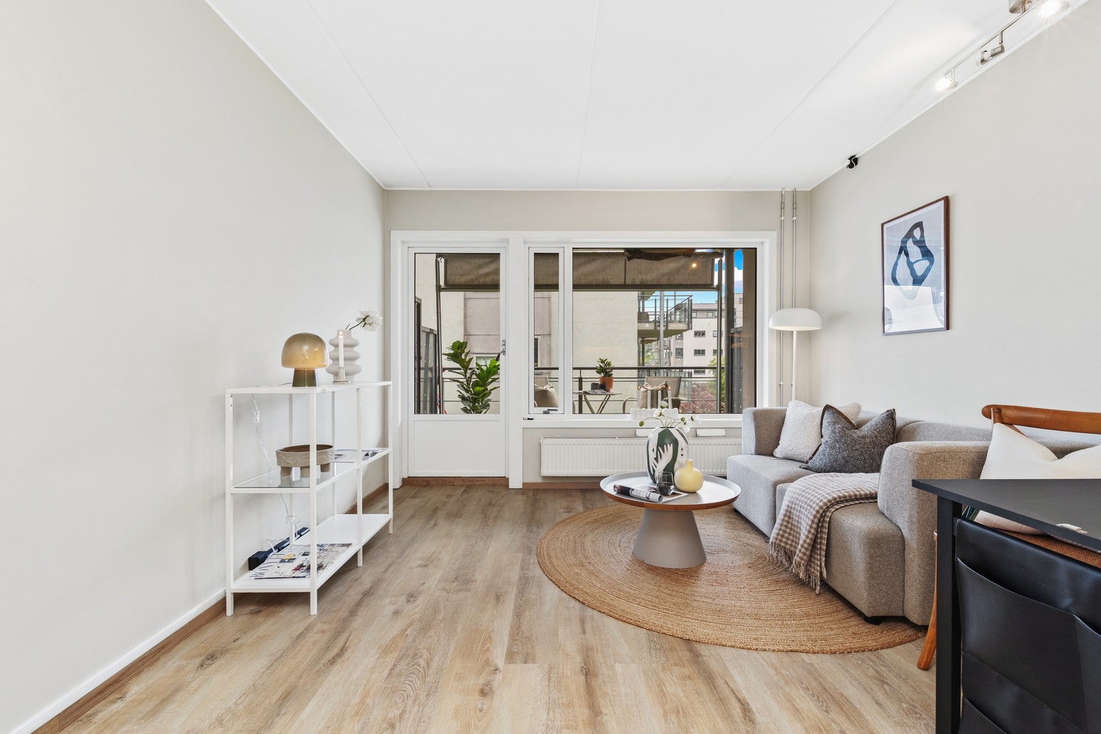 Store vindusflater og godt lysinnslipp. Galleribilde