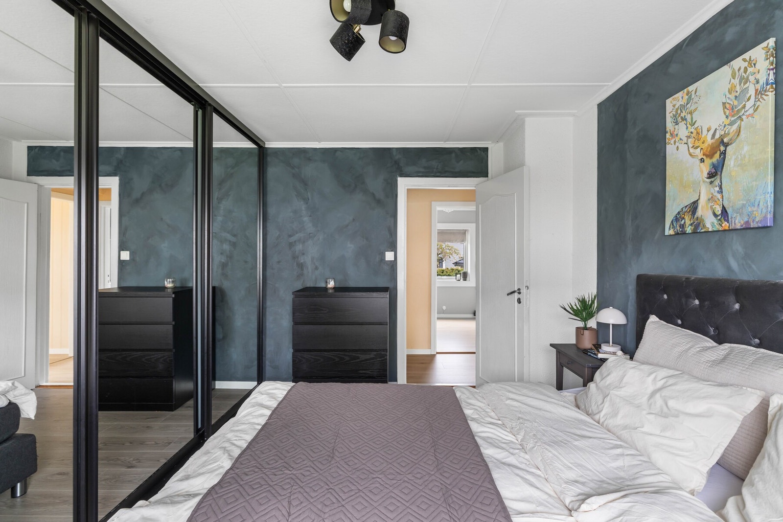 Stor skyvedørsgarderobe. Meget gode bodmuligheter i kjeller og på loft. Galleribilde