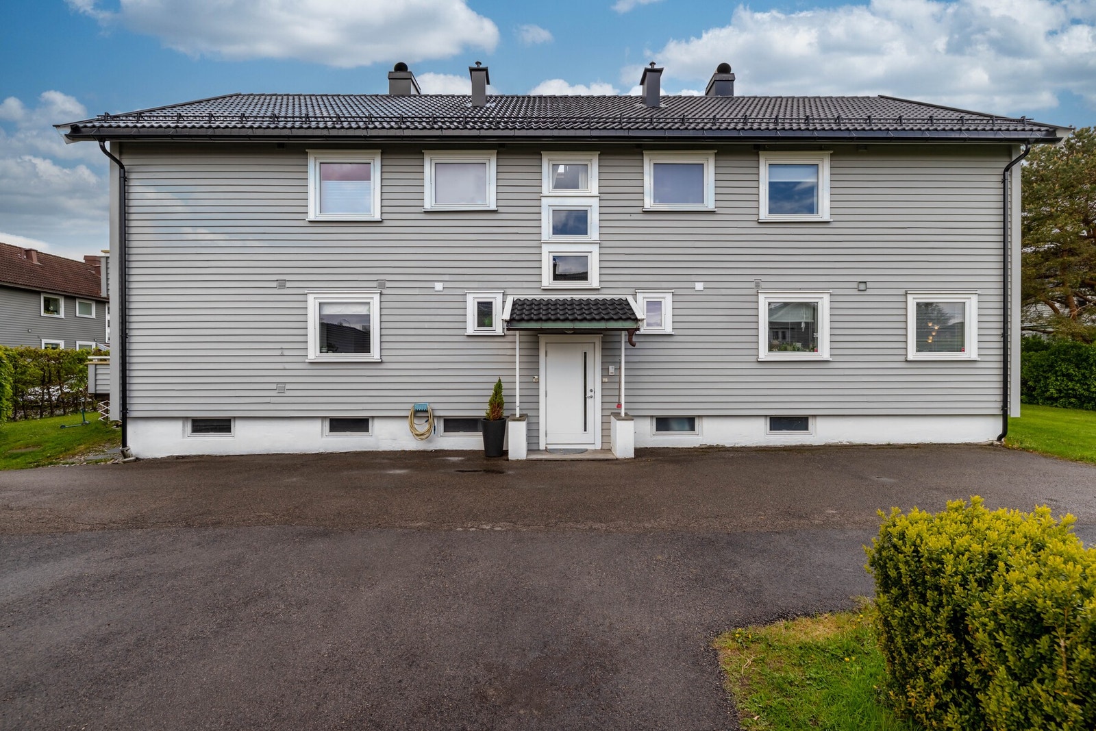 Godt med parkering på utsiden. Kan søke om garasjeplass Galleribilde
