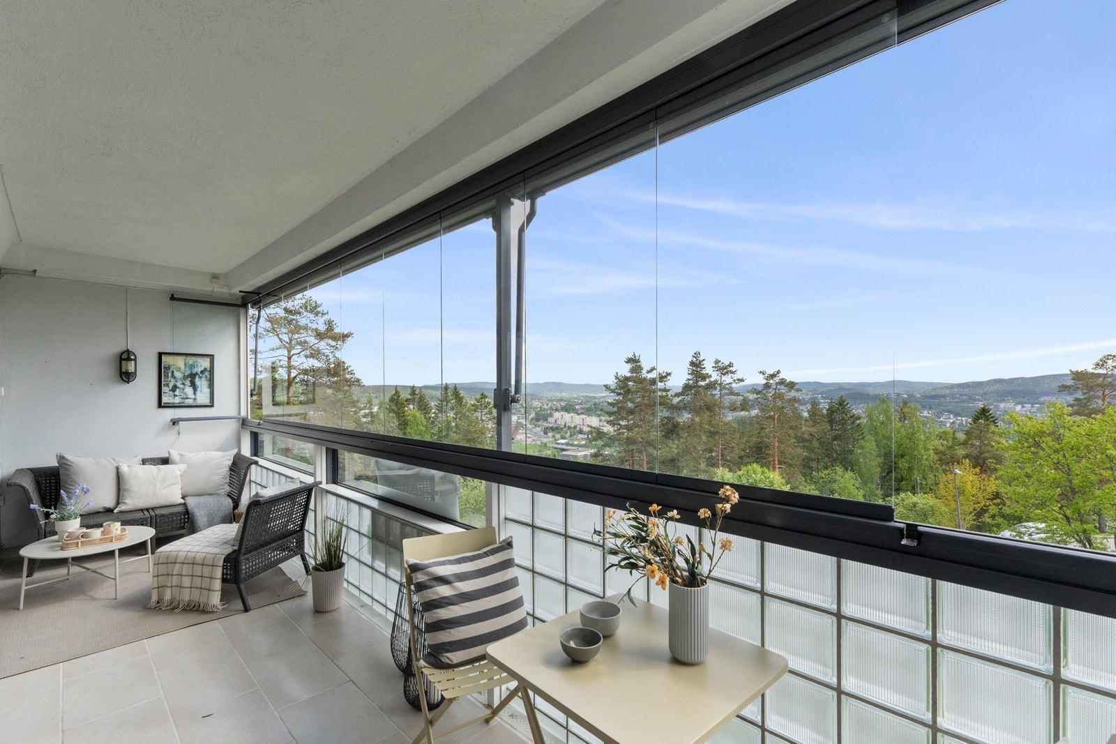 Her bor du i et etablert og sentralt område på Romsås, med nærhet til både hverdagsfasiliteter og Lillomarka. Galleribilde