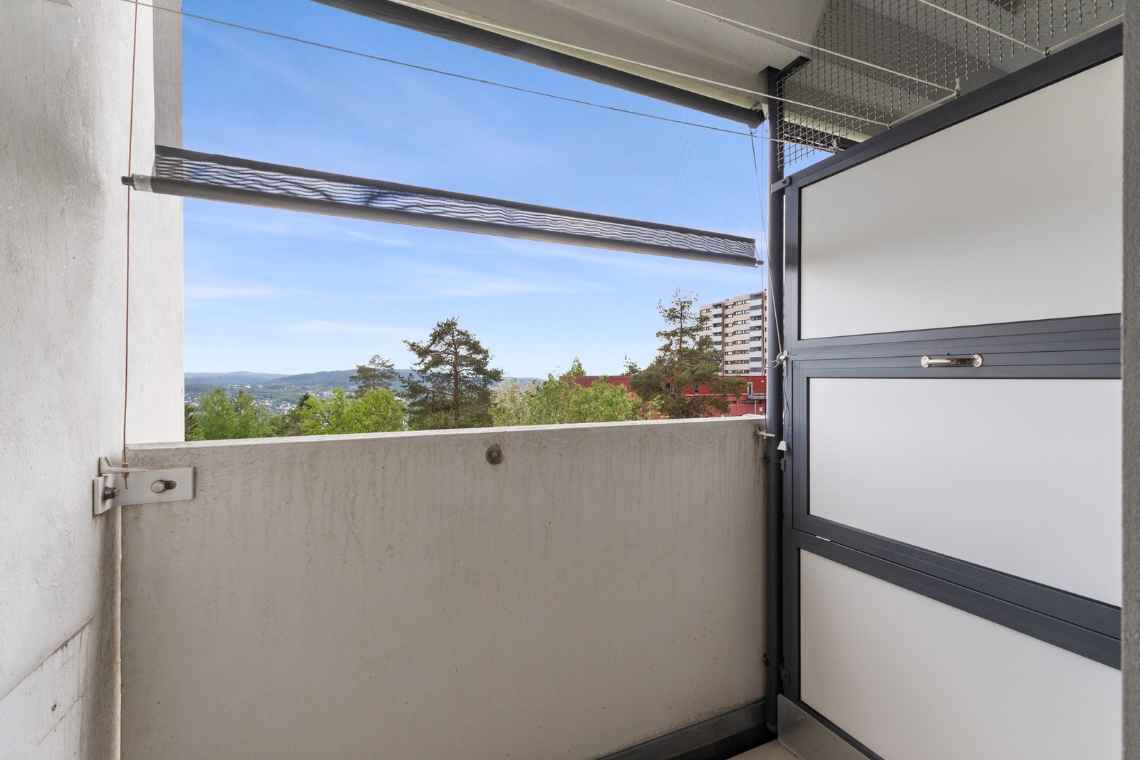 Balkongen er sørvendt og målt til ca. 2 m². Galleribilde