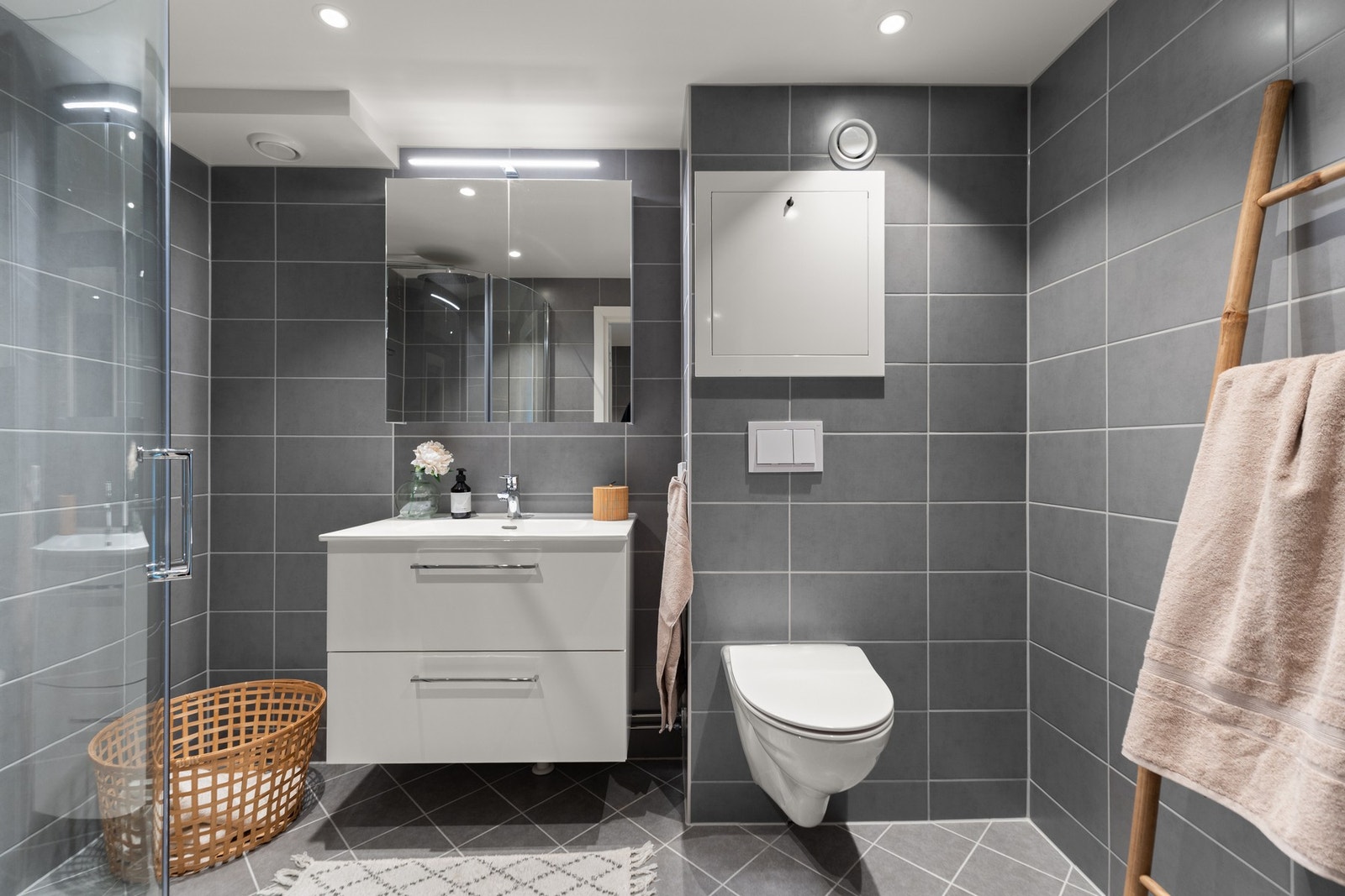 Badet har en stilren innredning med glatte fronter, god oppbevaringsplass og moderne uttrykk. Galleribilde