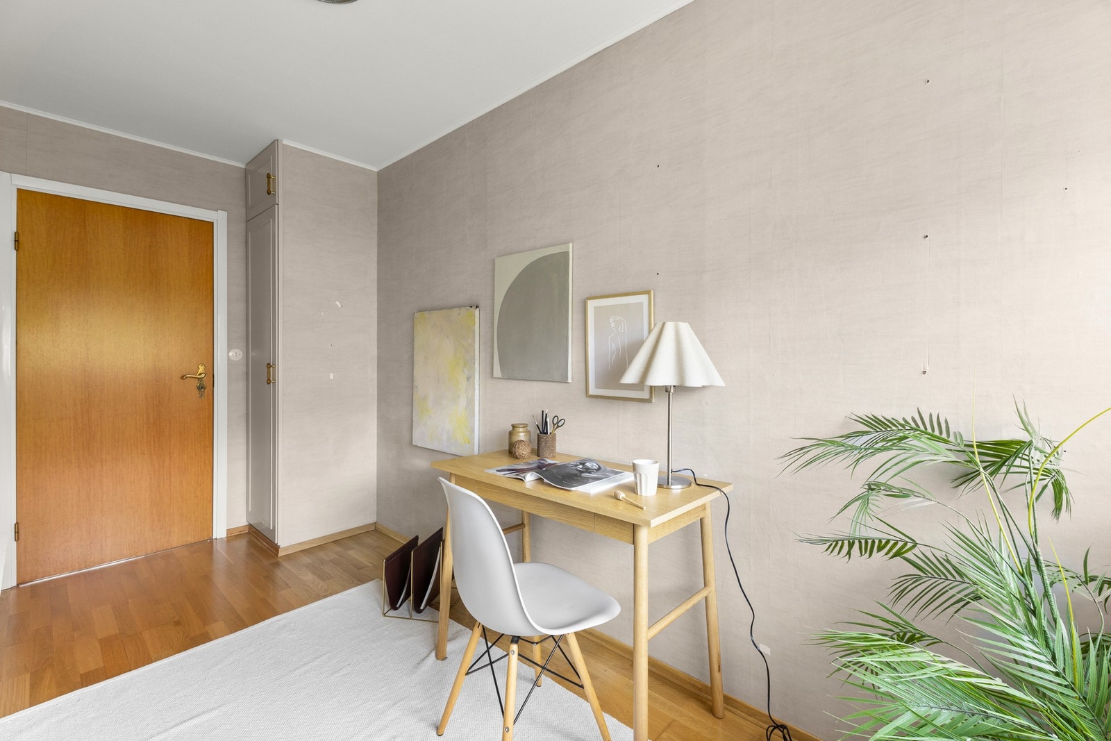 Perfekt som kombinert gjeste- og kontorrom med gode innredningsmuligheter. Galleribilde