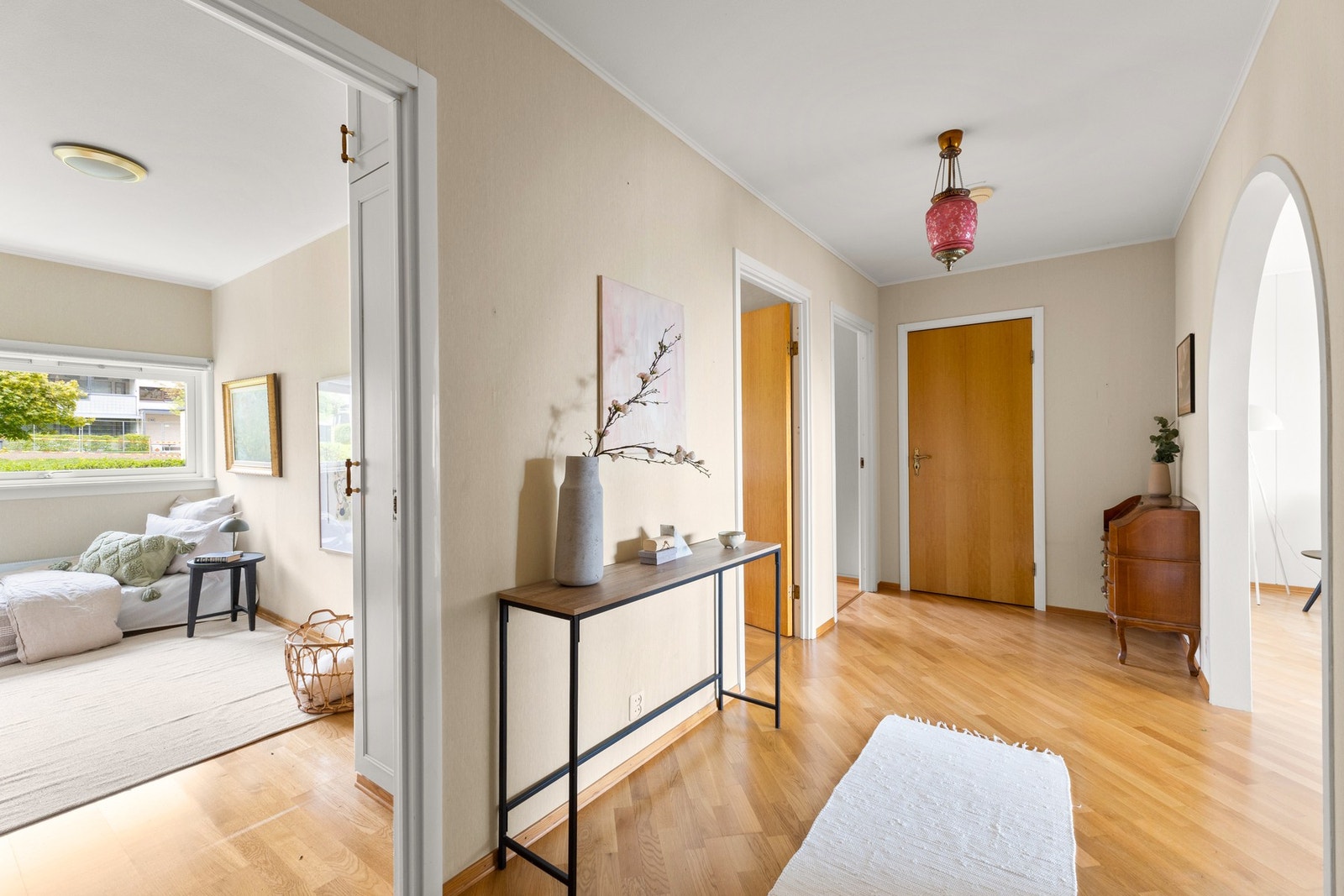 Boligen har en innvendig bod i gangen som bidrar til en ryddig og praktisk hverdag. Galleribilde