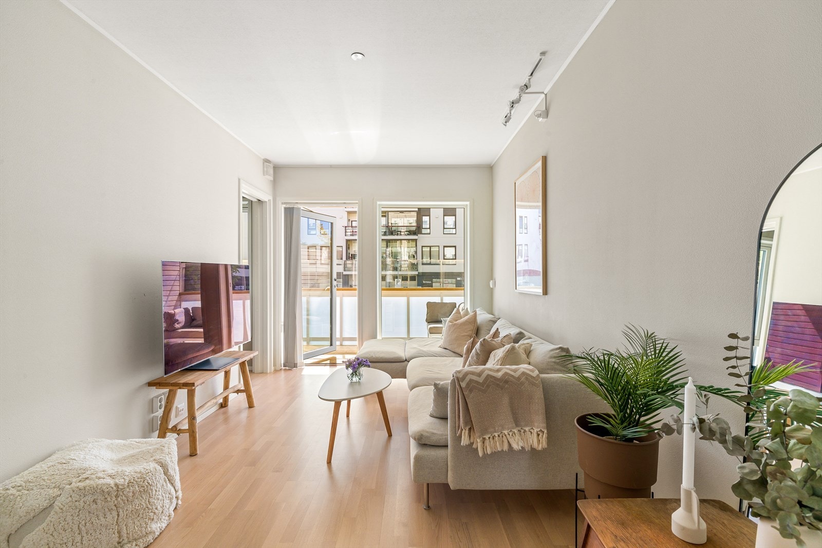 Stuen har plass til en romslig sofagruppe og har direkte utgang til balkongen. Galleribilde