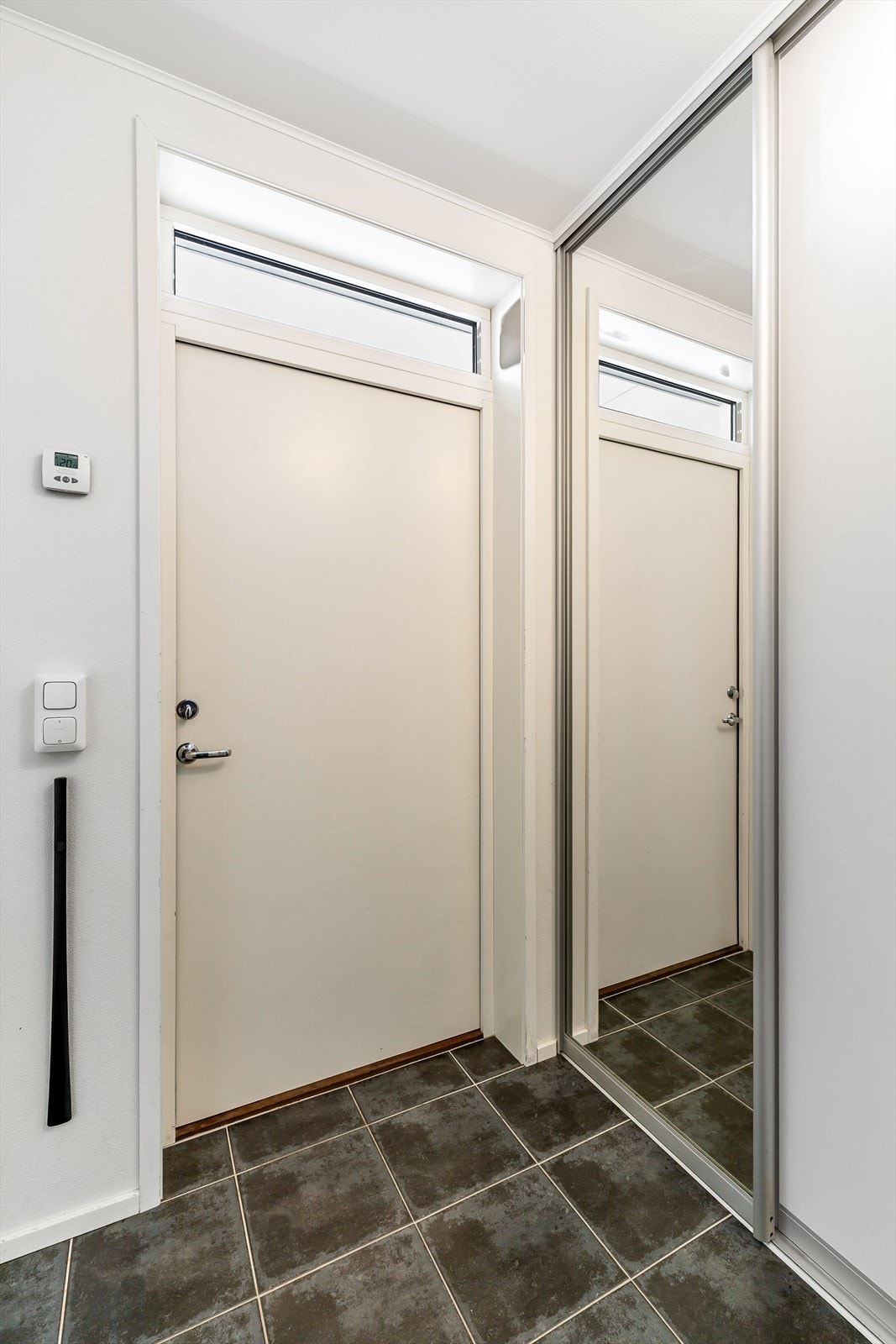 Entré med flislagt gulv, vannbåren gulvvarme og skyvedørsgarderobe for oppbevaring.
Enkel adkomst fra bakkeplan. Svært praktisk i en hektisk hverdag. Galleribilde