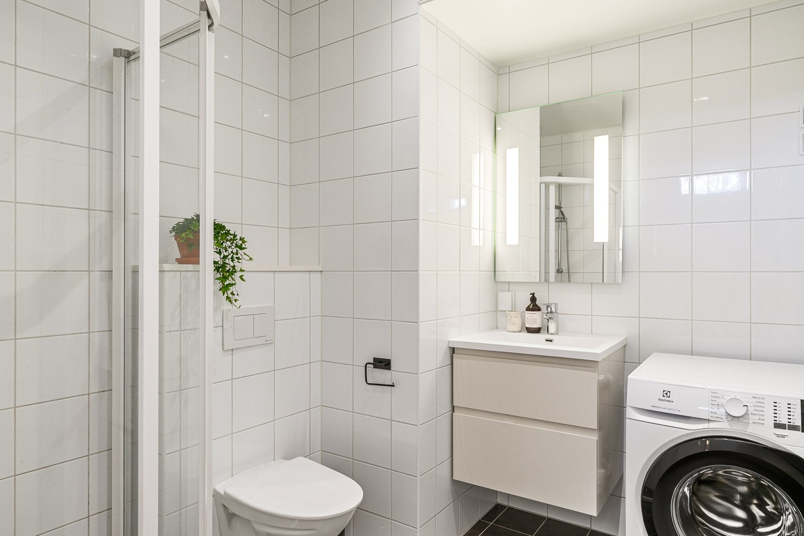 Badet har vannbåren gulvvarme, servantinnredning og opplegg for vaskemaskin. Galleribilde