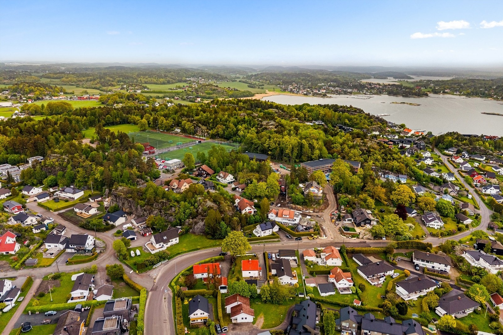 Her kan du velge mellom sjø og idrett, kort vei er det til begge deler. Galleribilde