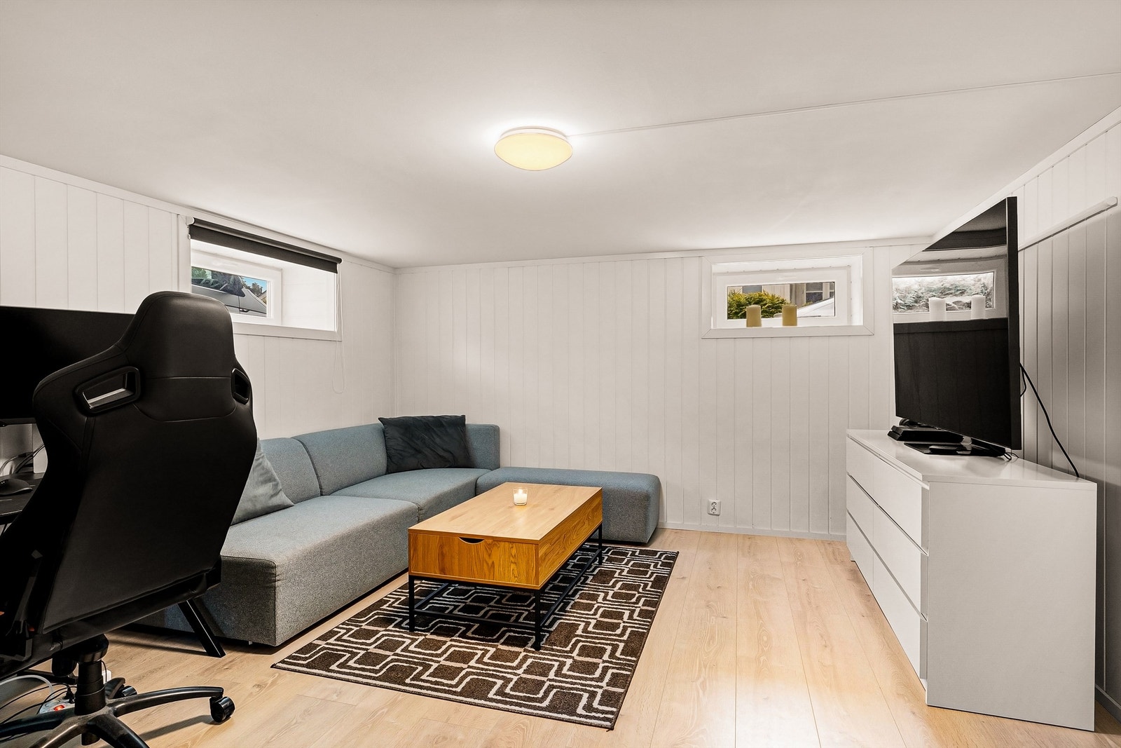 Kjellerstuen har god plass til stor sofagruppe Galleribilde