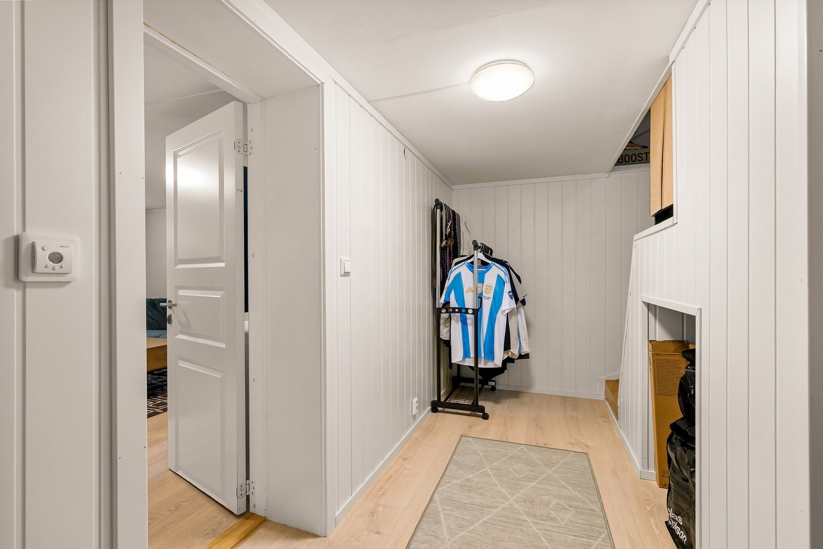 I underetasjen er det gang som har godt med plass for å henge av seg yttertøyet Galleribilde