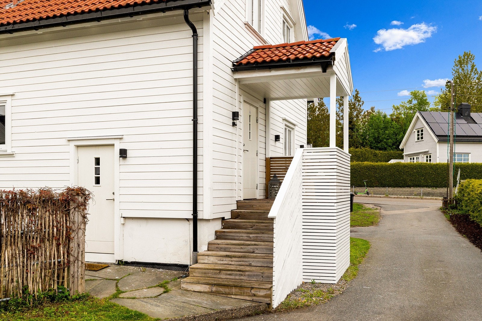 Inngangsparti til bolig samt egen inngang for hybelen i underetasjen Galleribilde