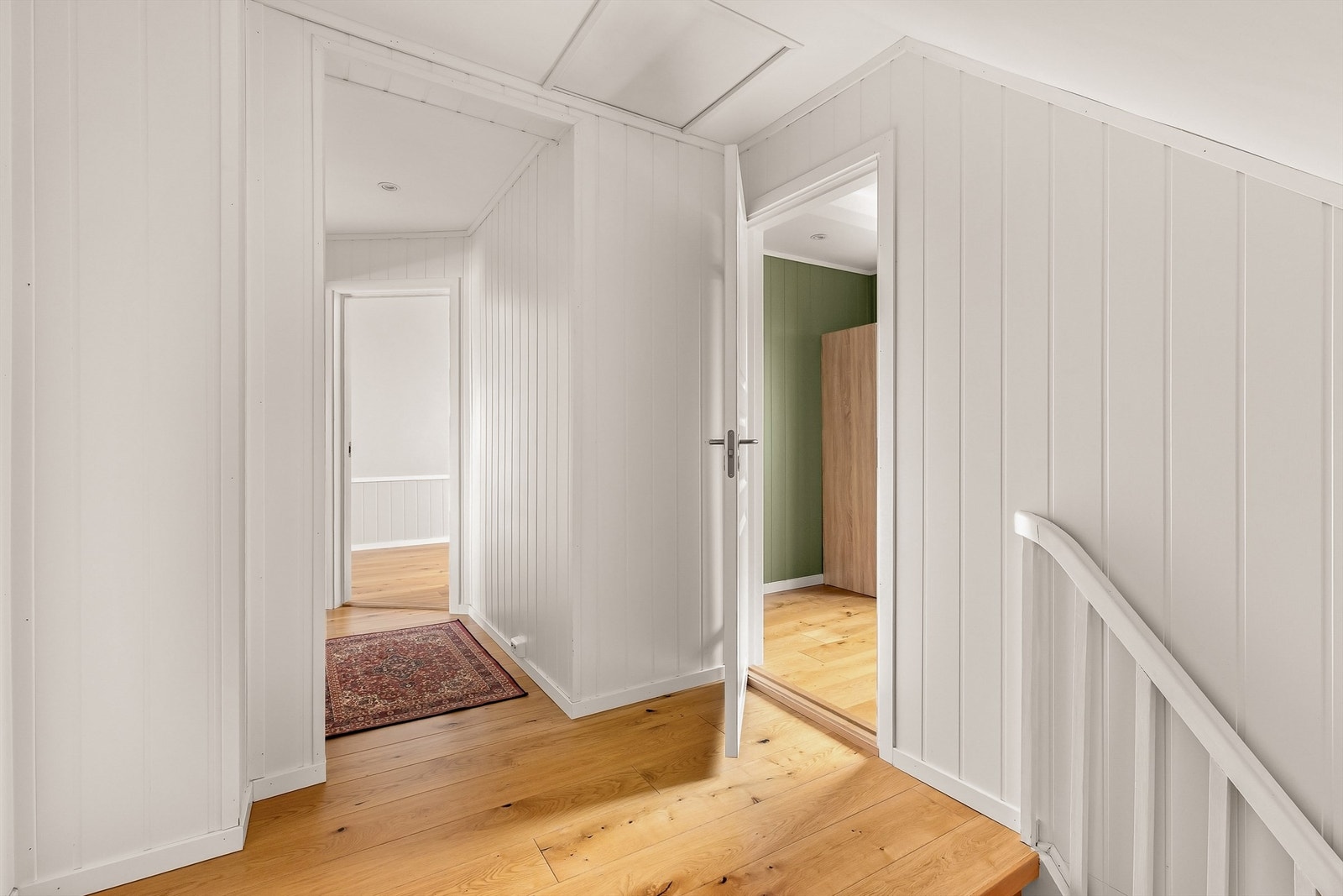 Oppe i 2.etg kommer du til en hall som fører inn til etasjens 3 soverom og bad Galleribilde
