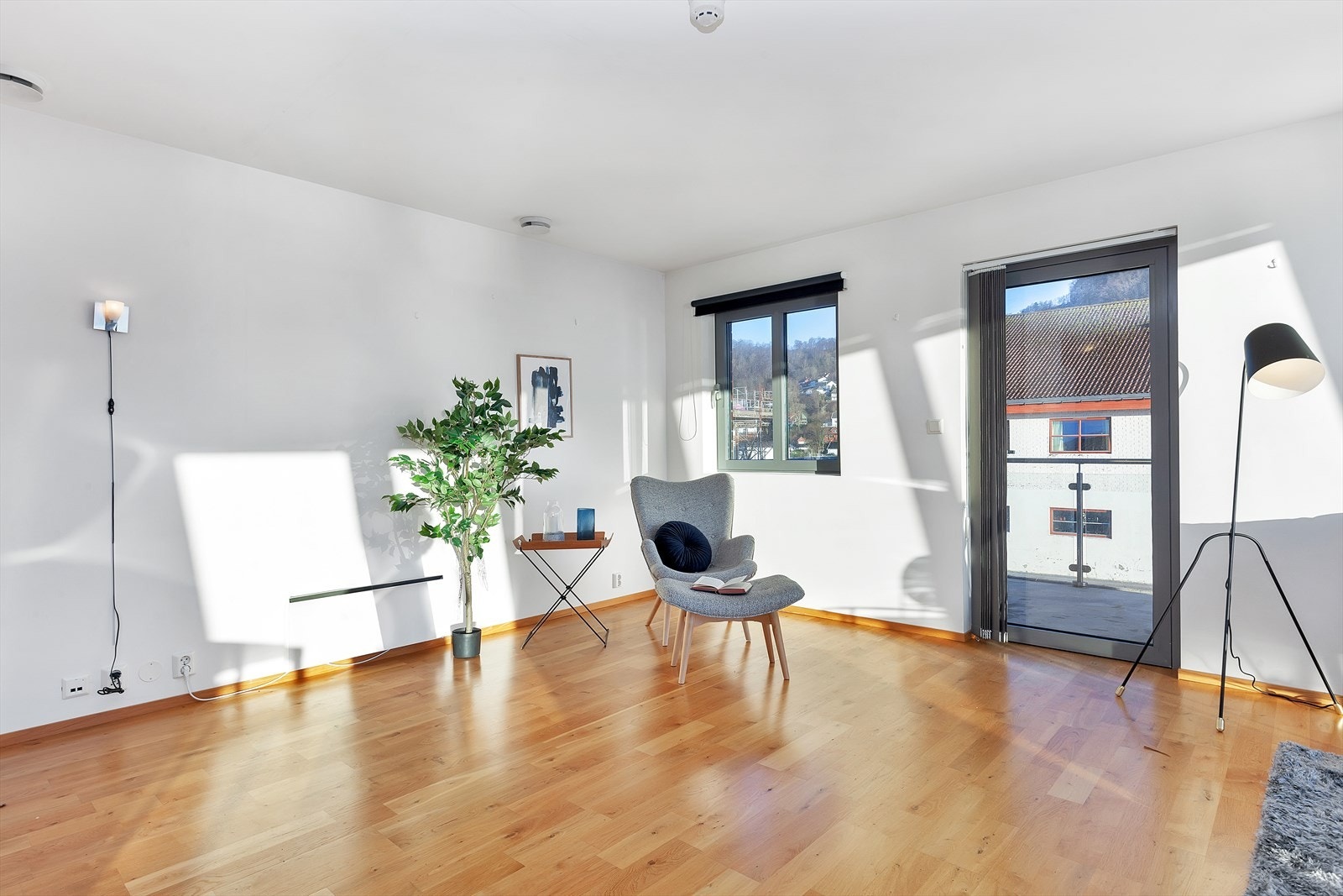 Stue - parkett på gulv og lyse vegger og tak Galleribilde