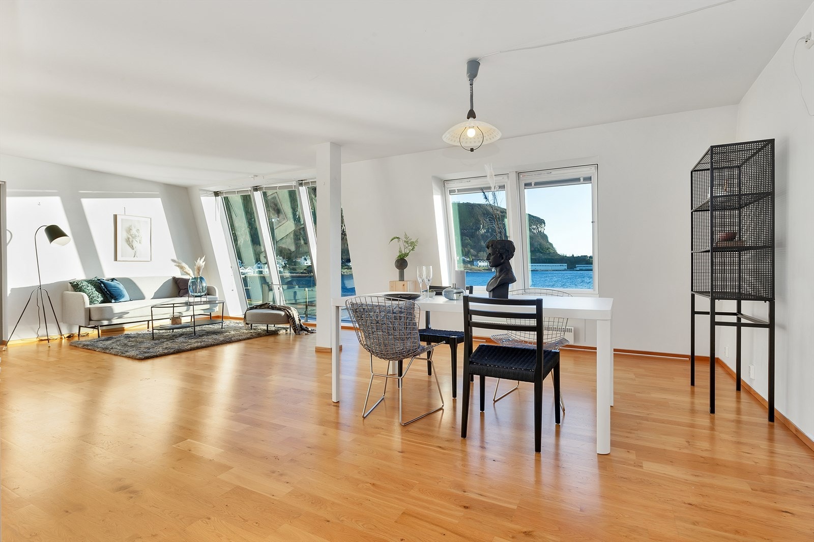 Stue - fjorden kan sees fra alle steder i rommet Galleribilde