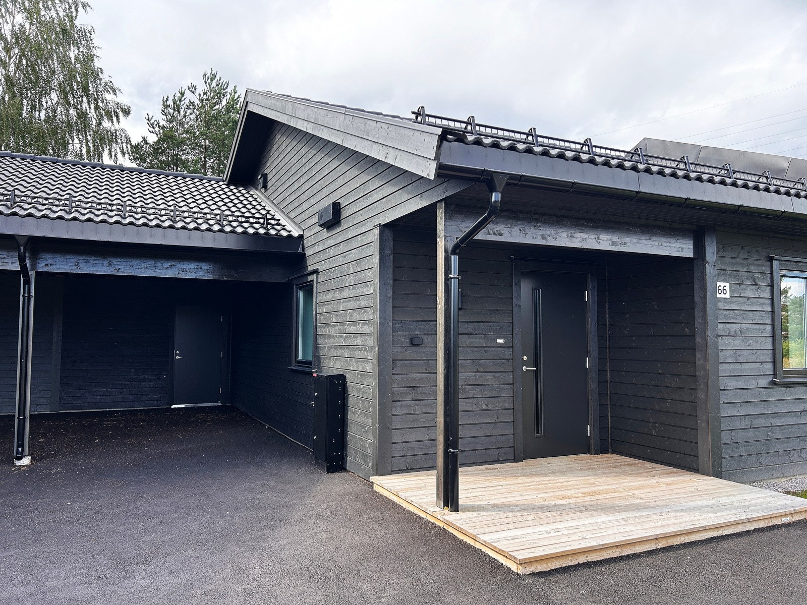 Med boligen følger også parkering i carport hvor det er en stor utebod i enden. Galleribilde