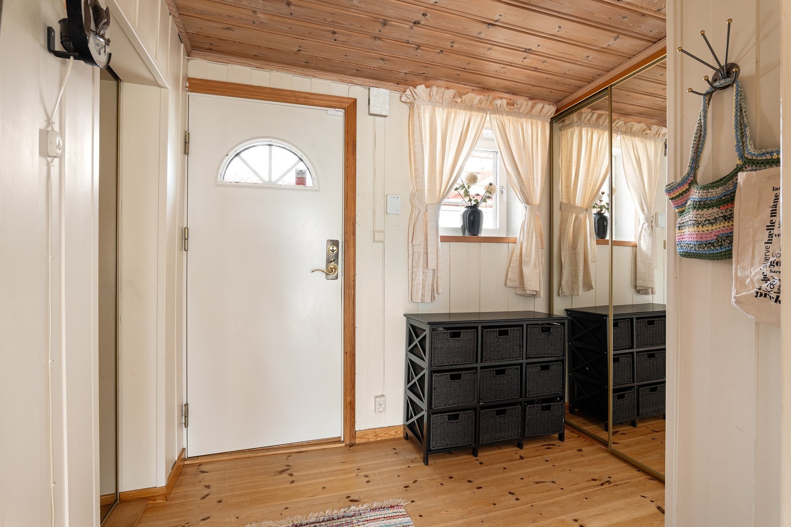 Rom tilknyttet entreen (venstre side) er byggemeldt som soverom. Bak skyvedørene med heldekkende speil finnes en dyp garderobe/bod. Galleribilde