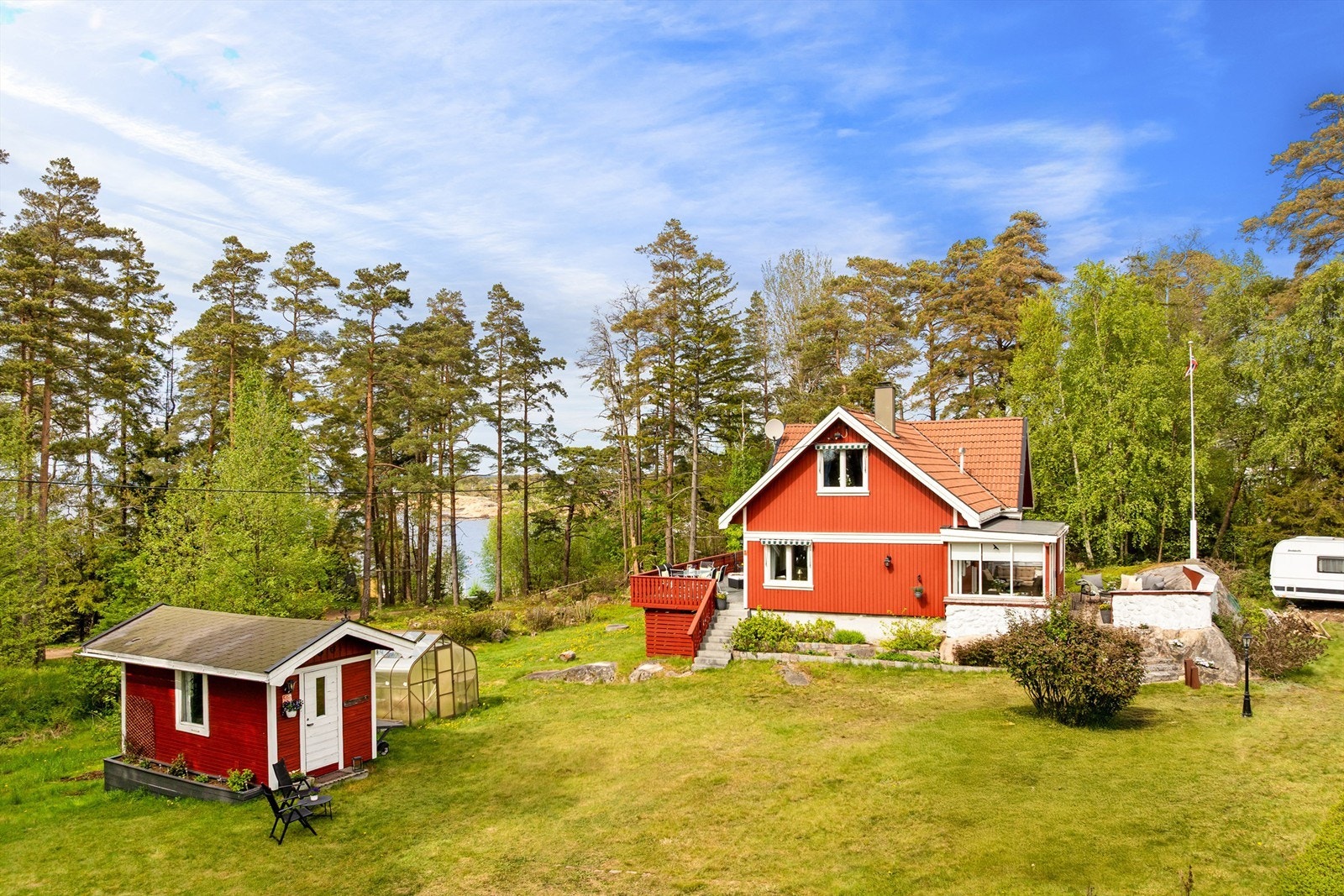 I den omfangsrike hagen er det masse boltreplass. Terrenget på tomten er skrånende nedover i vestlig retning. Galleribilde